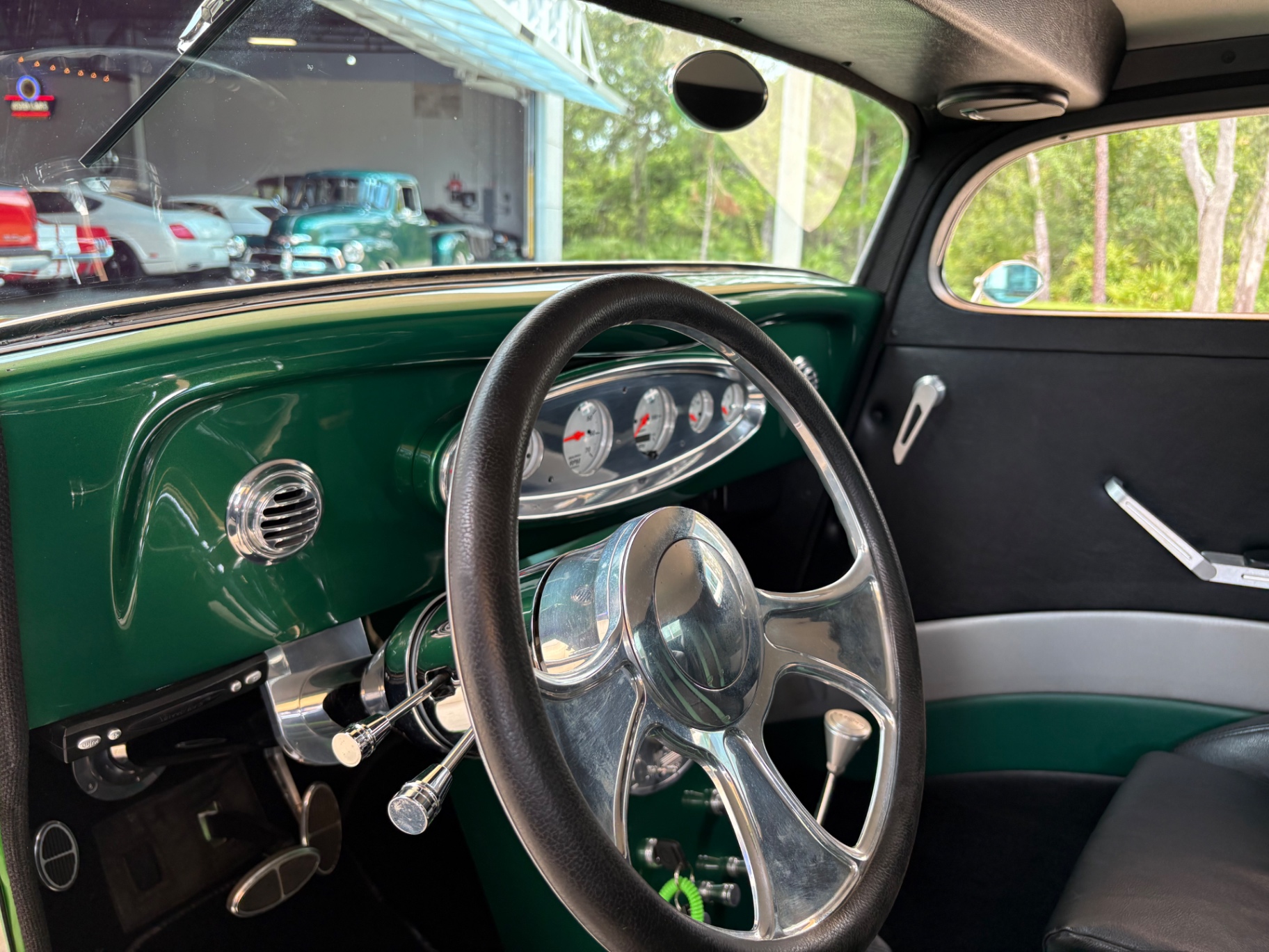 Vehicle photo 27