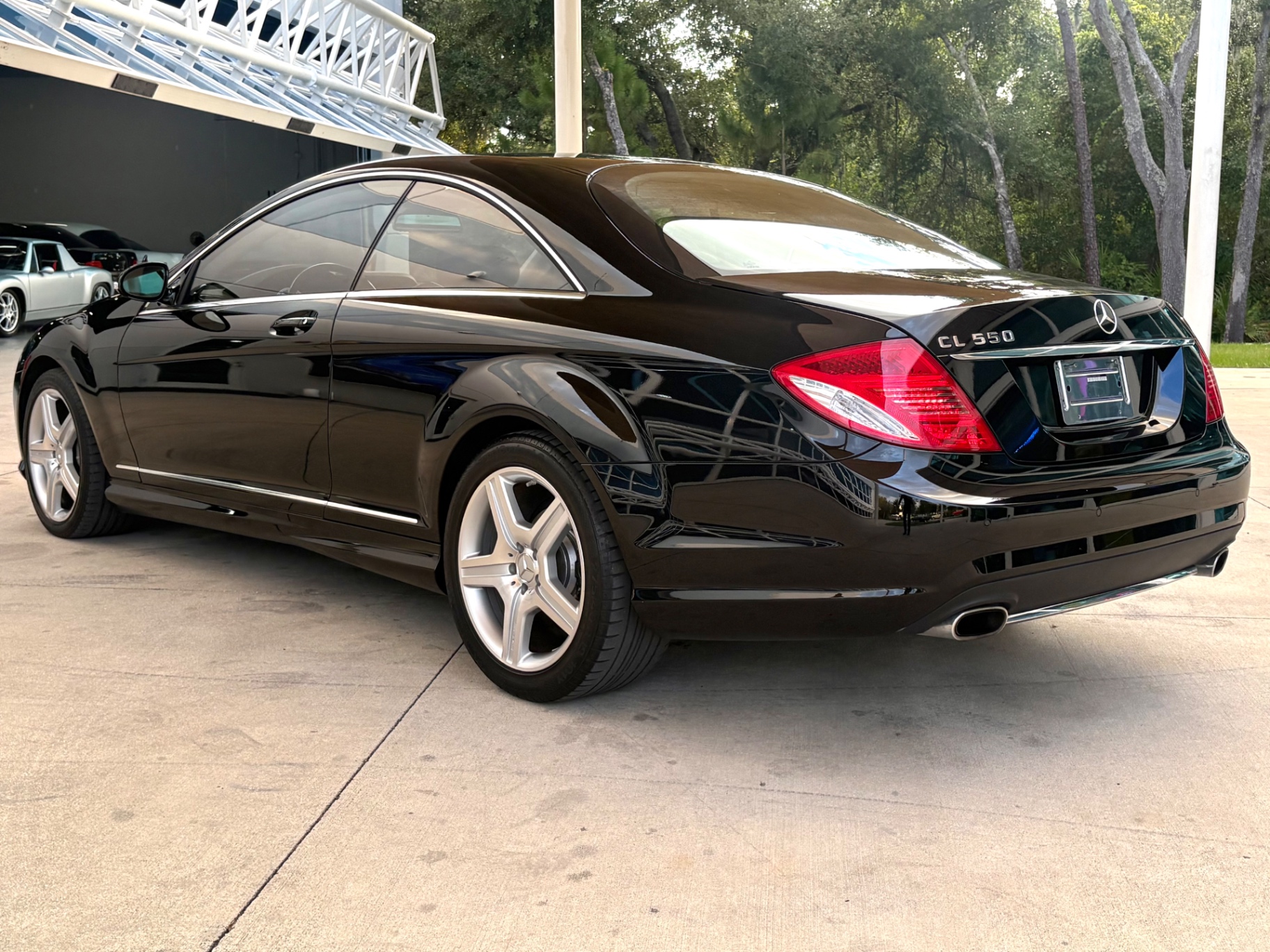 Vehicle photo 9