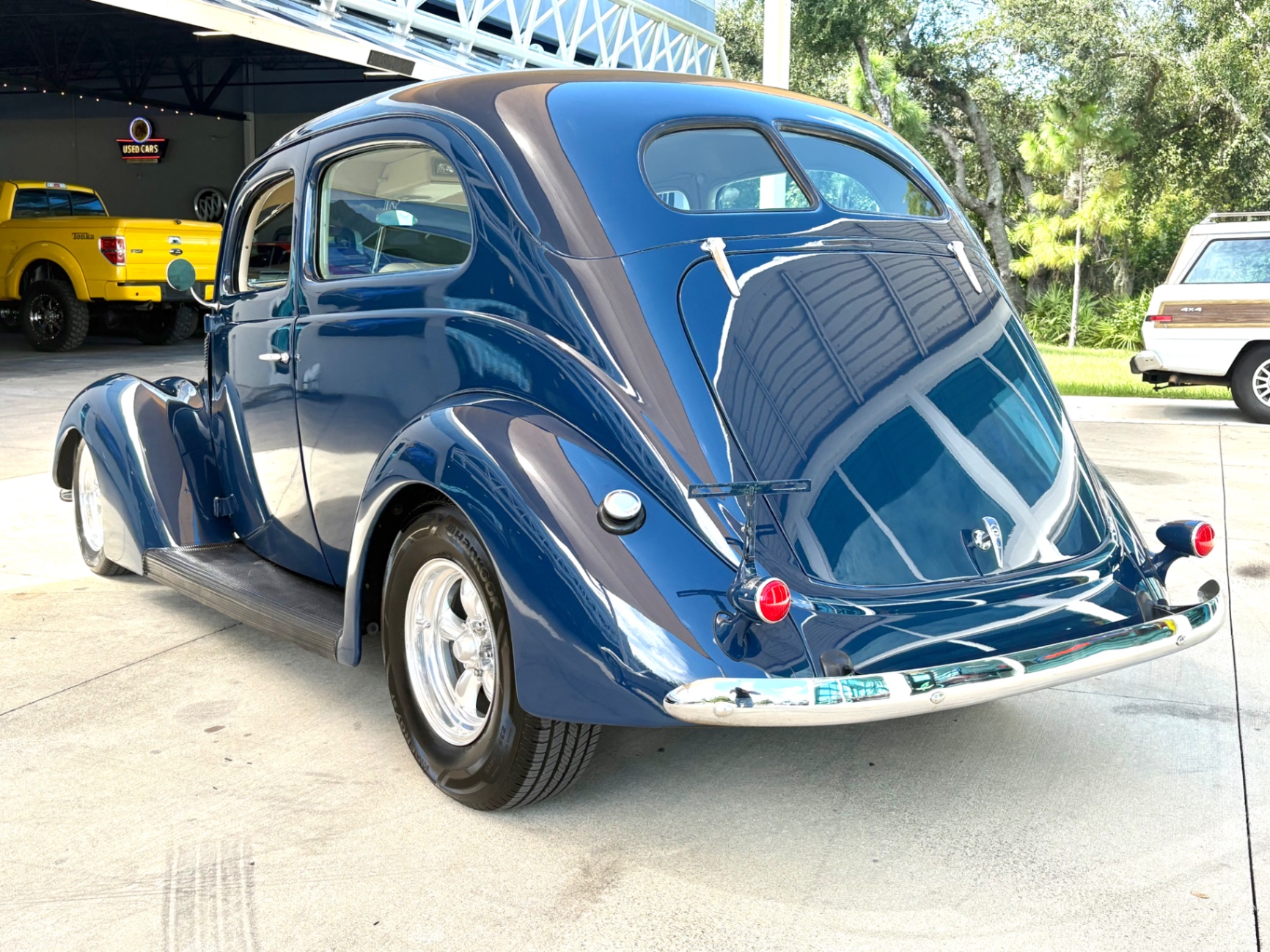Vehicle photo 8
