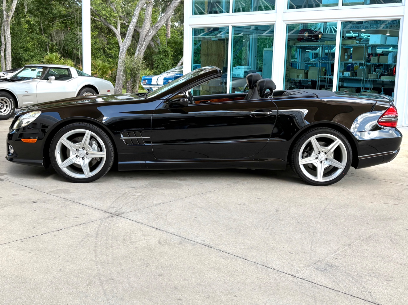 Vehicle photo 10