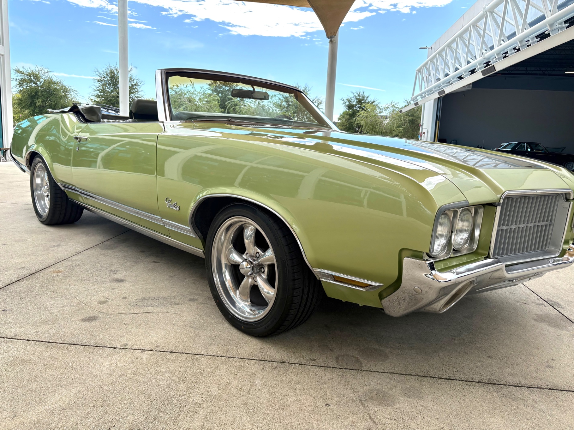 Vehicle photo 19