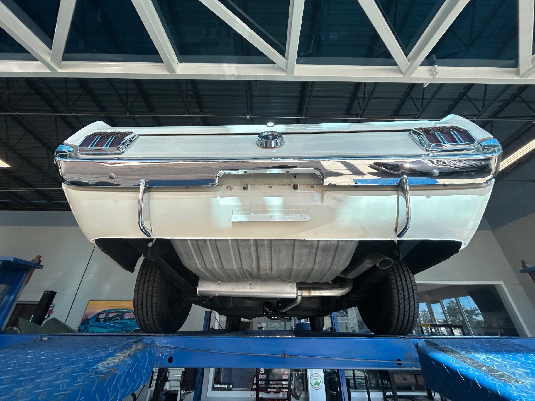 Vehicle photo 29