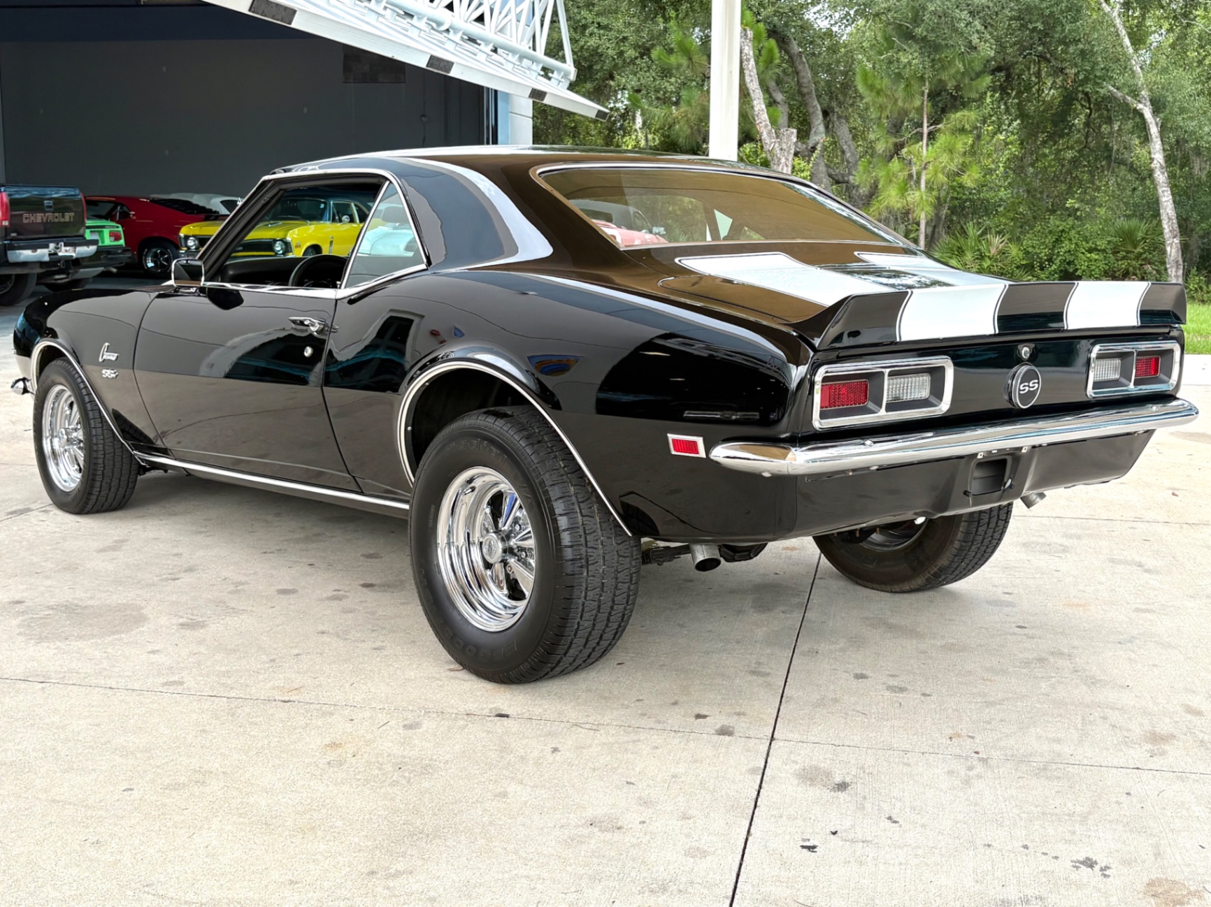 Vehicle photo 9