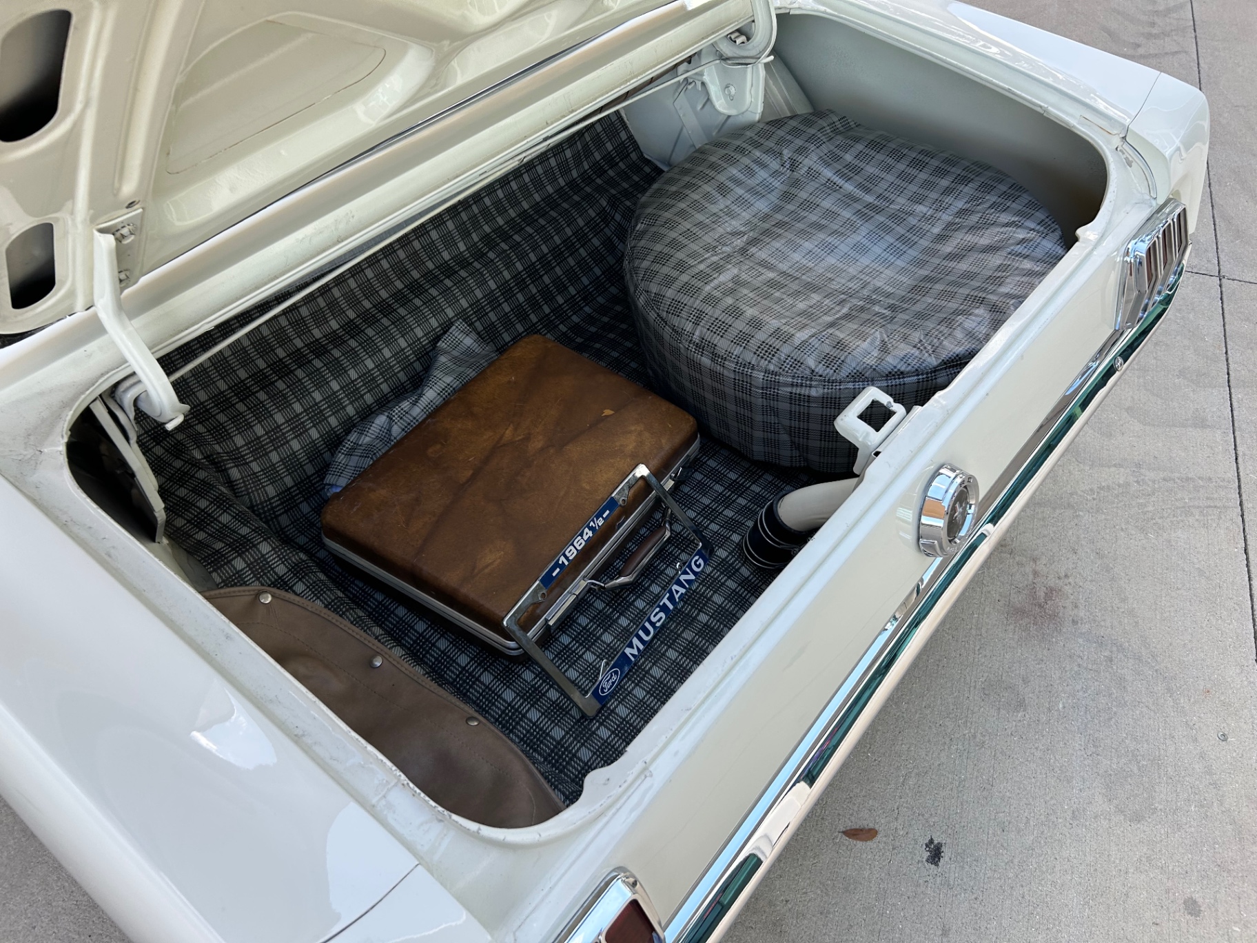Vehicle photo 8