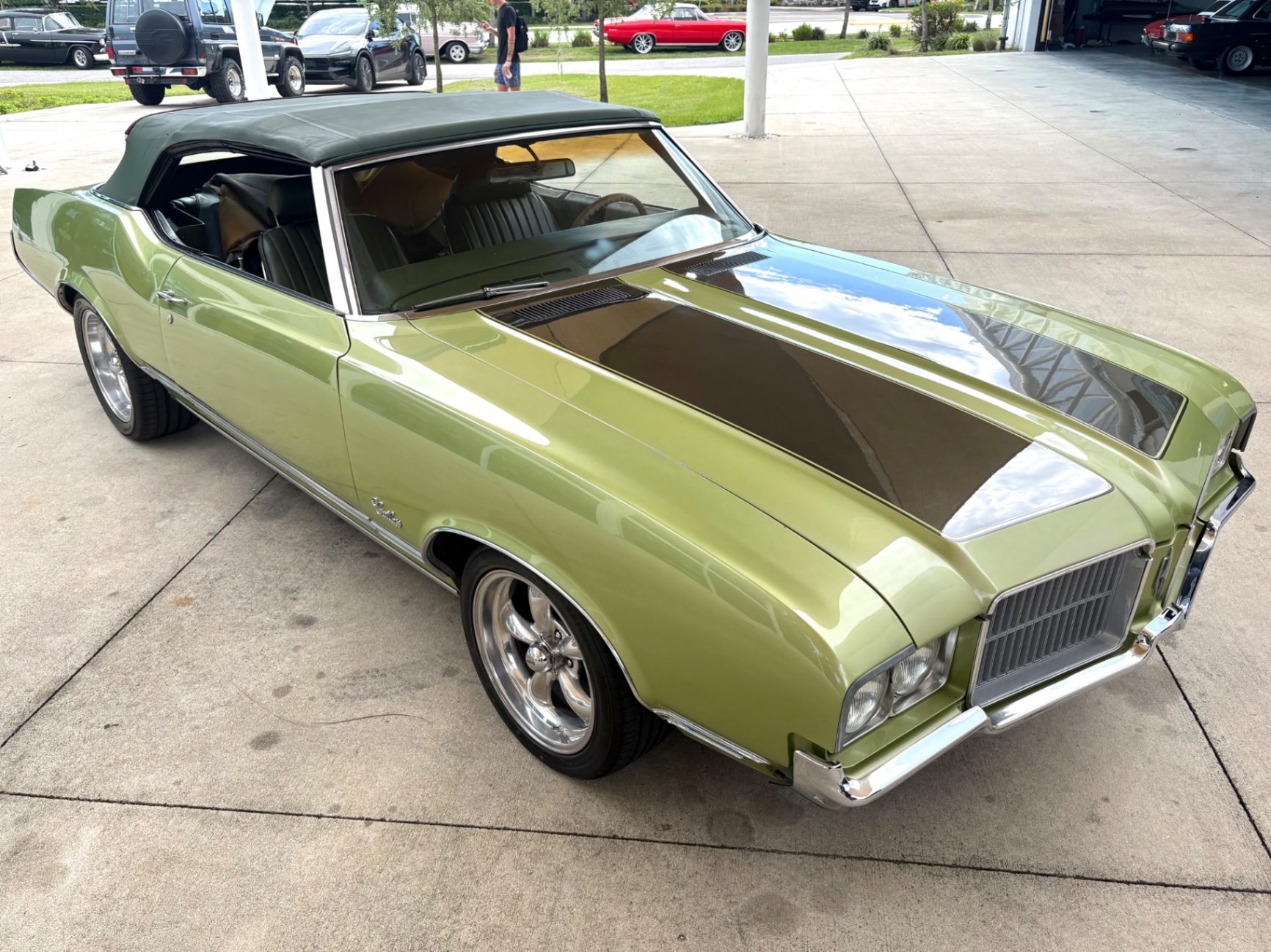 Vehicle photo 21