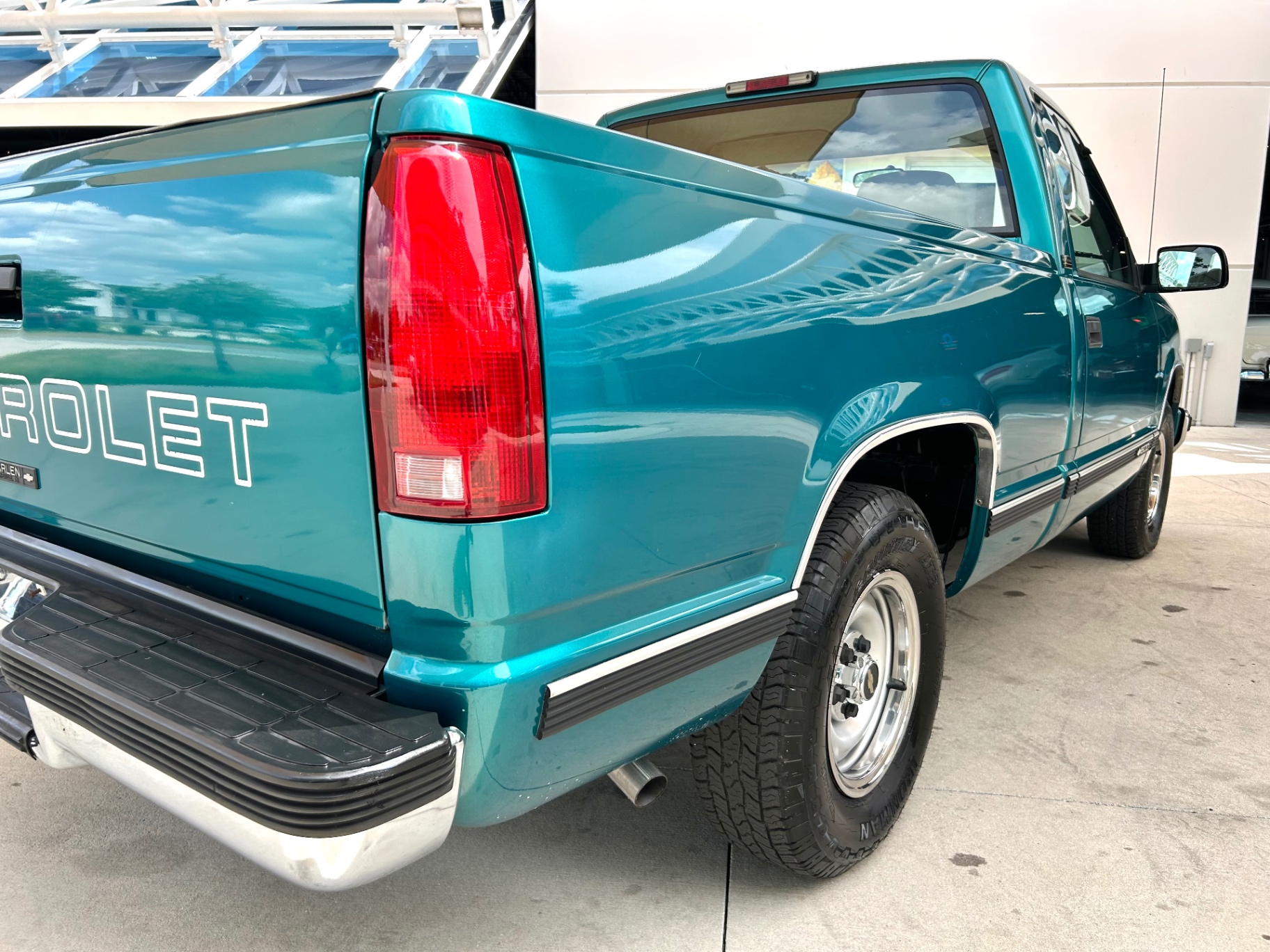 Vehicle photo 15