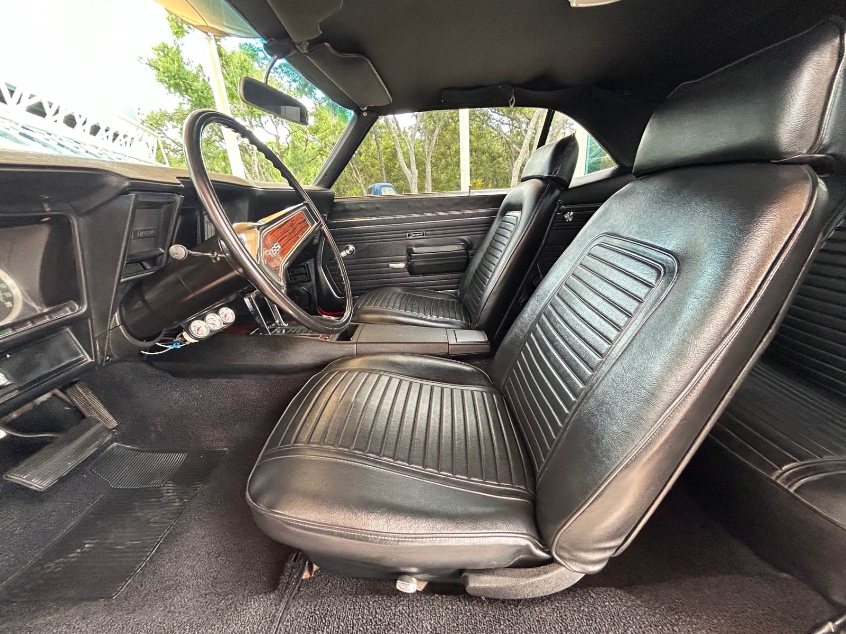 Vehicle photo 21