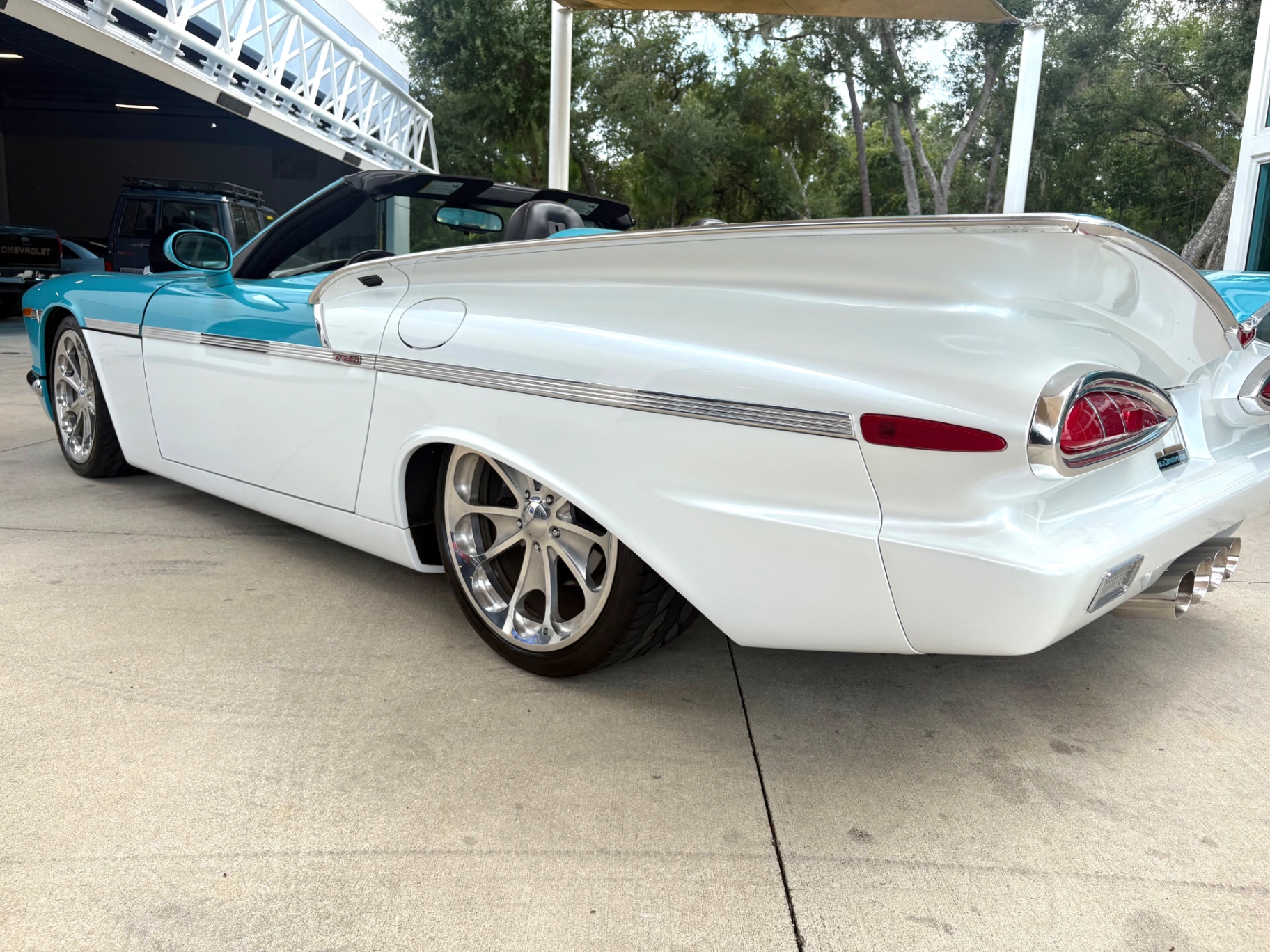 Vehicle photo 15