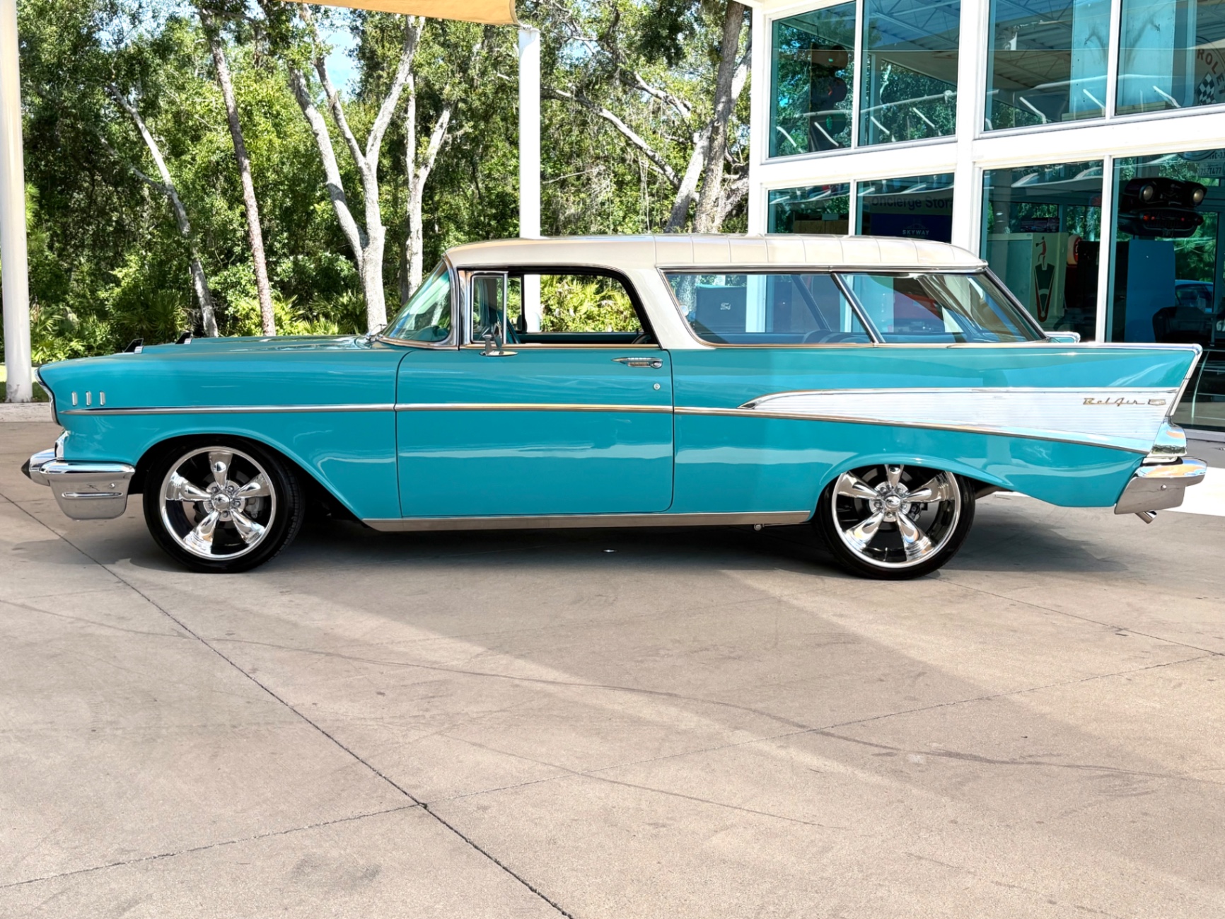 Vehicle photo 9