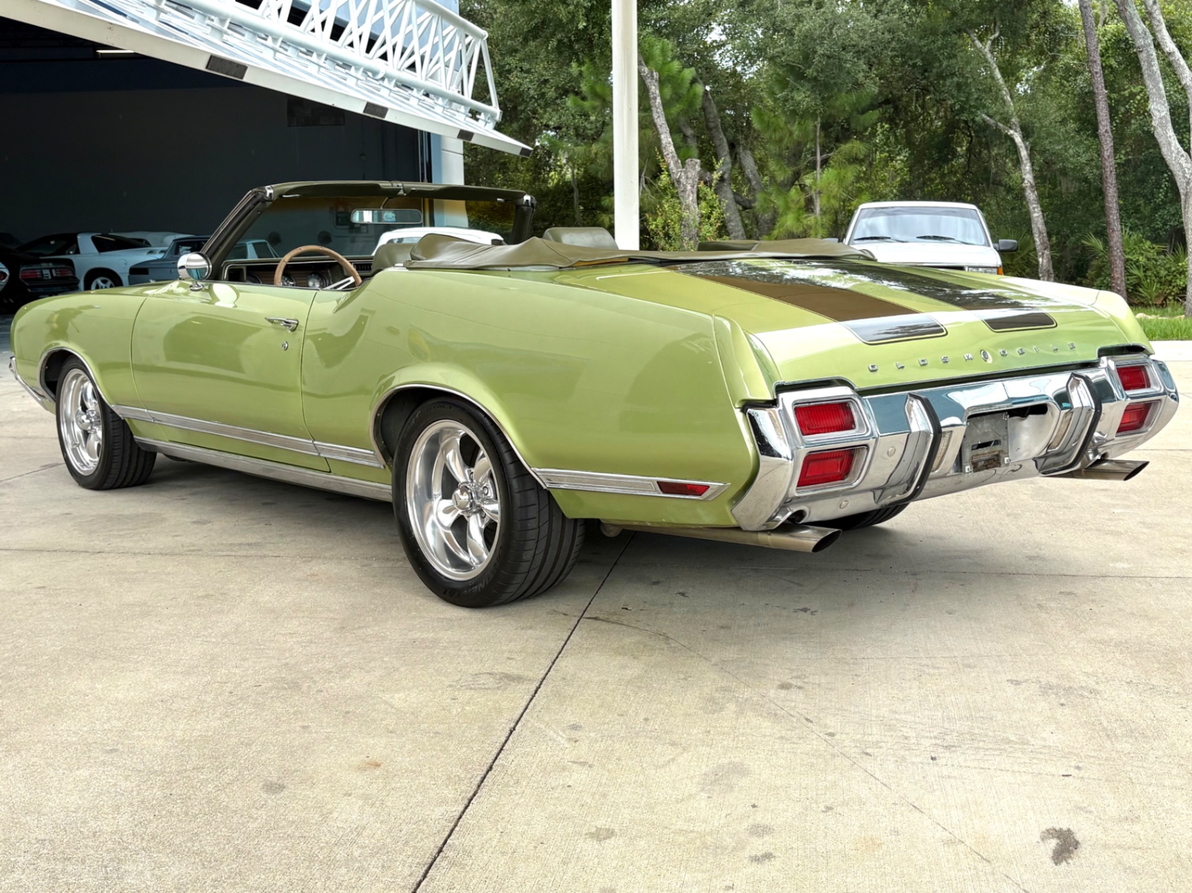 Vehicle photo 9