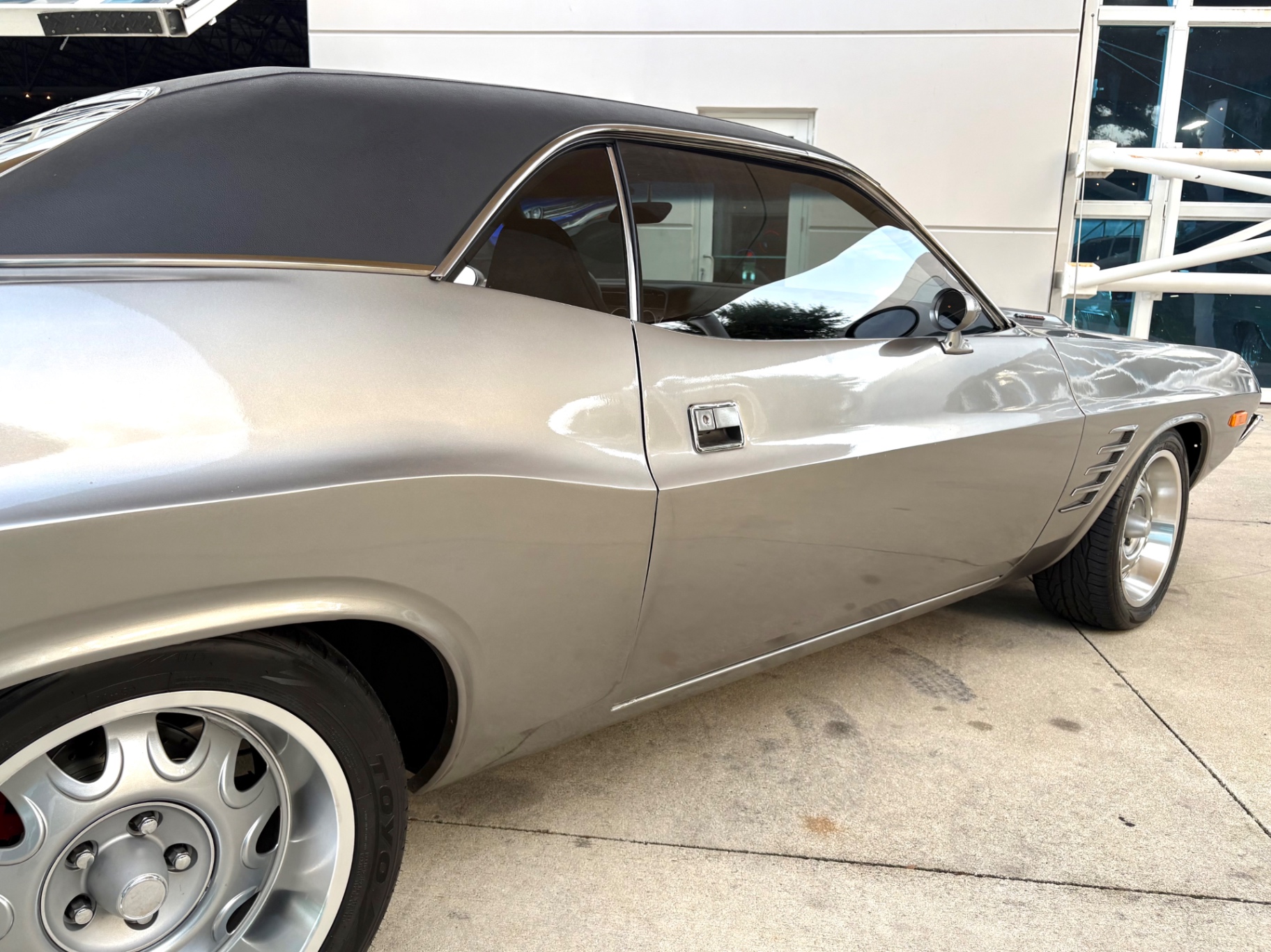 Vehicle photo 21