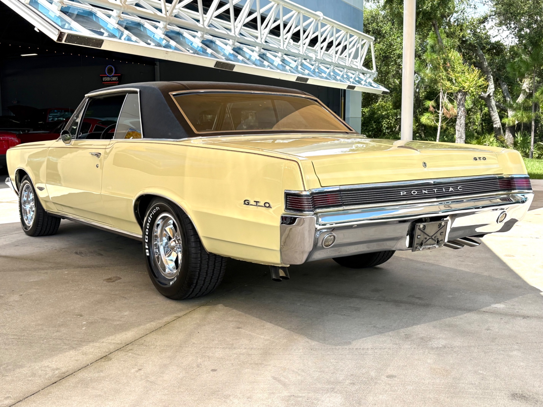 Vehicle photo 10