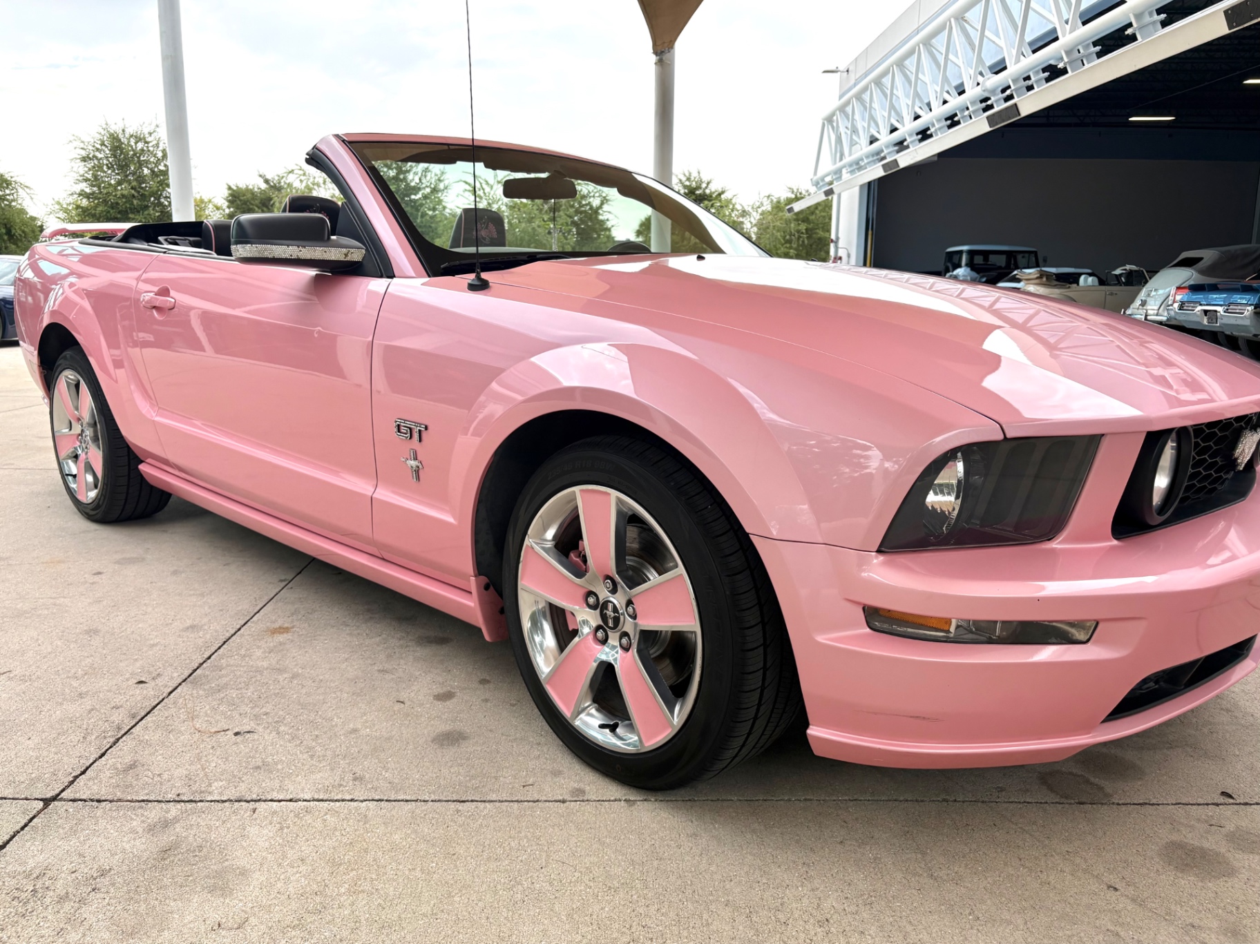 Vehicle photo 19