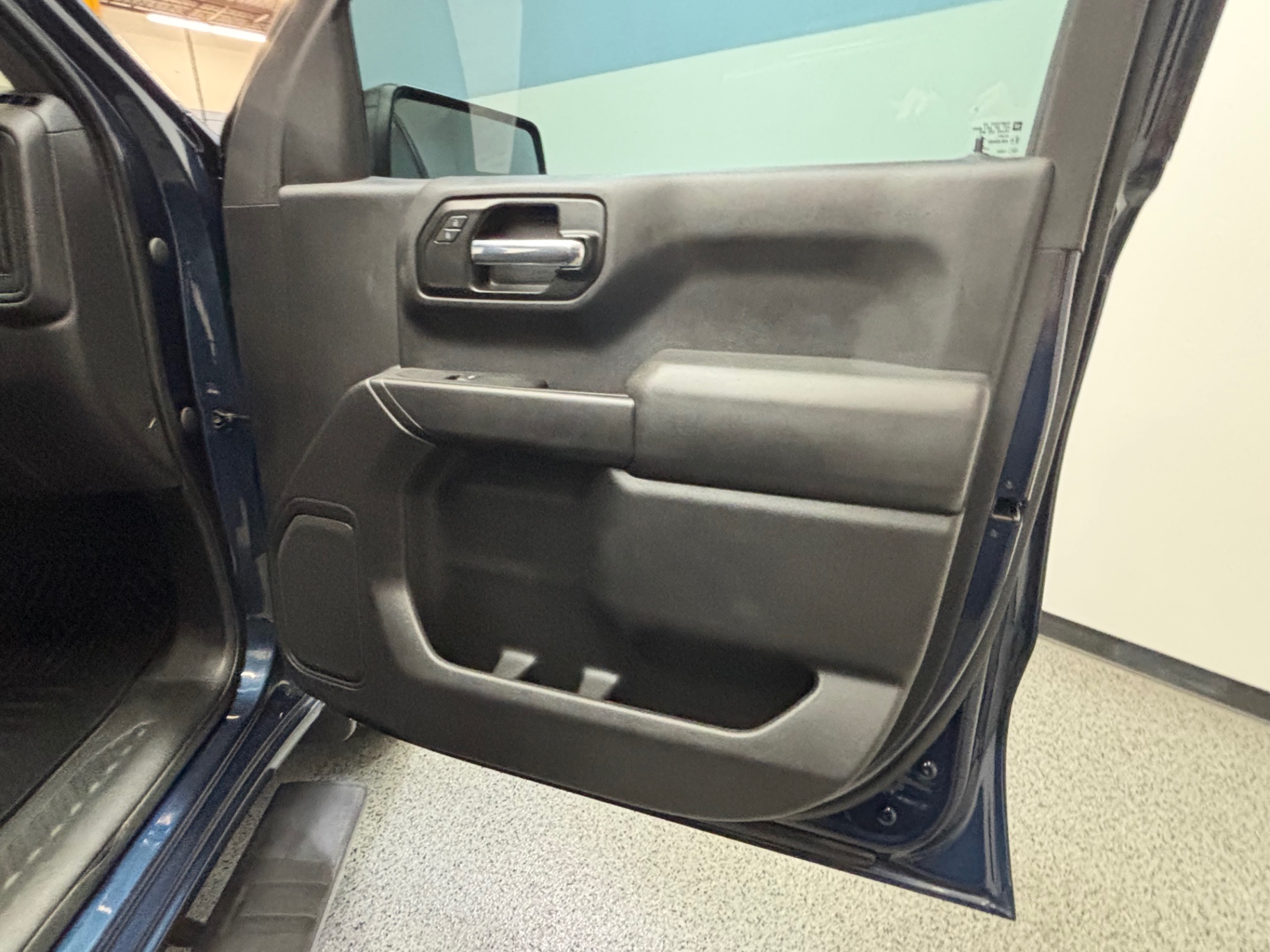 Vehicle photo 26