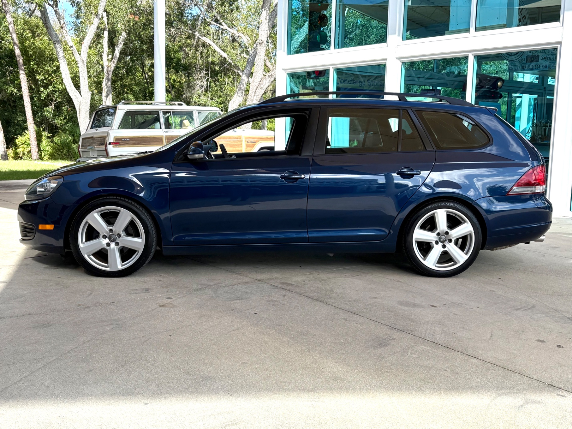 Vehicle photo 10