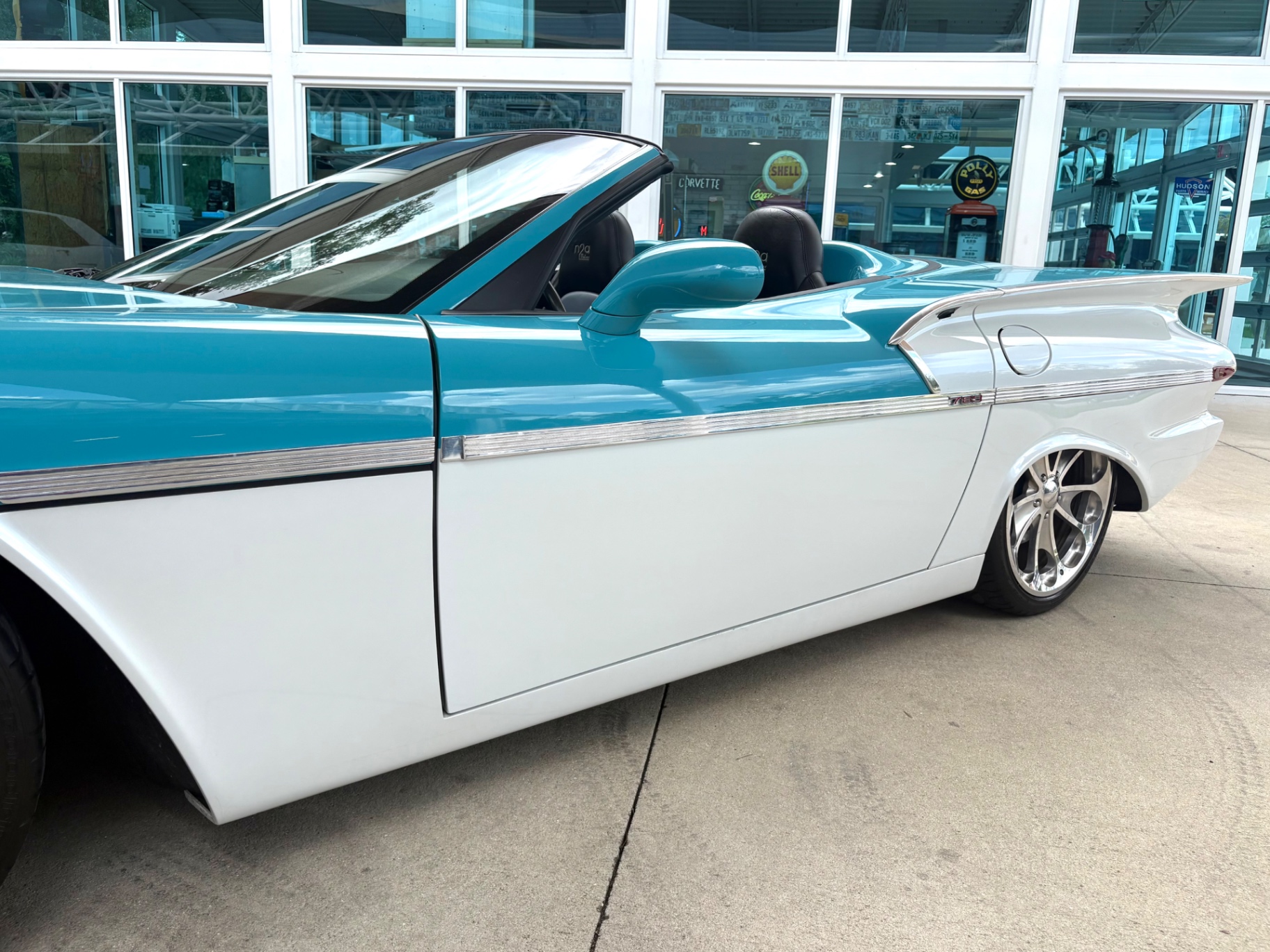 Vehicle photo 13