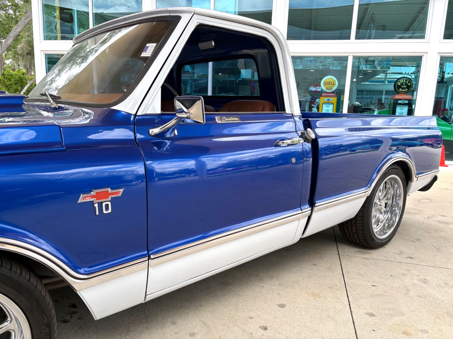 Vehicle photo 13