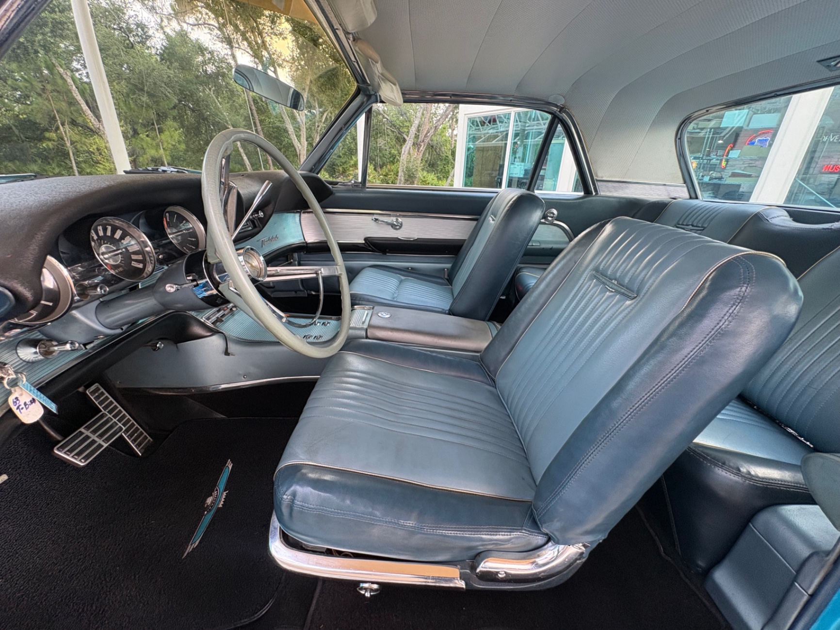 Vehicle photo 33