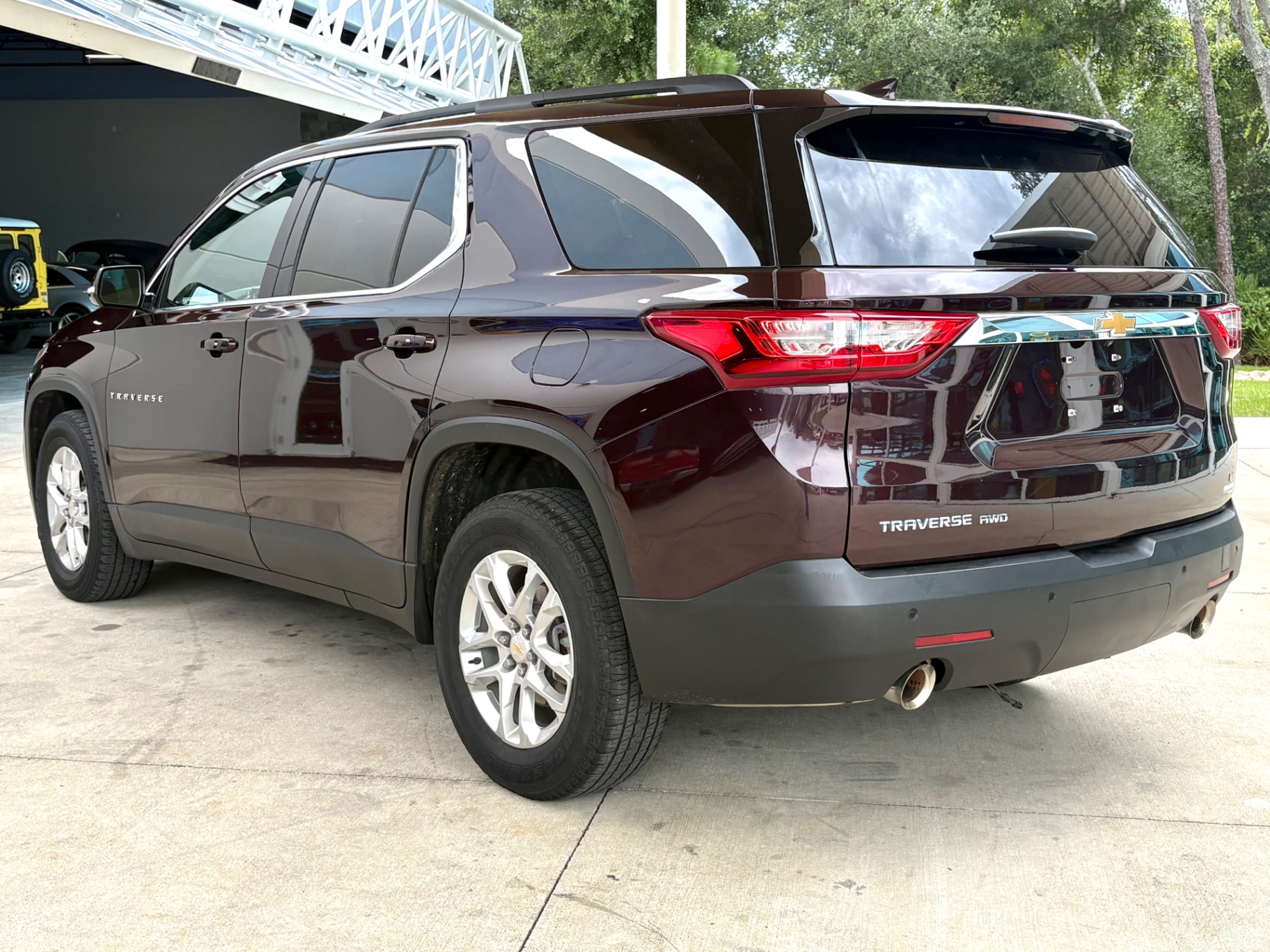 Vehicle photo 9