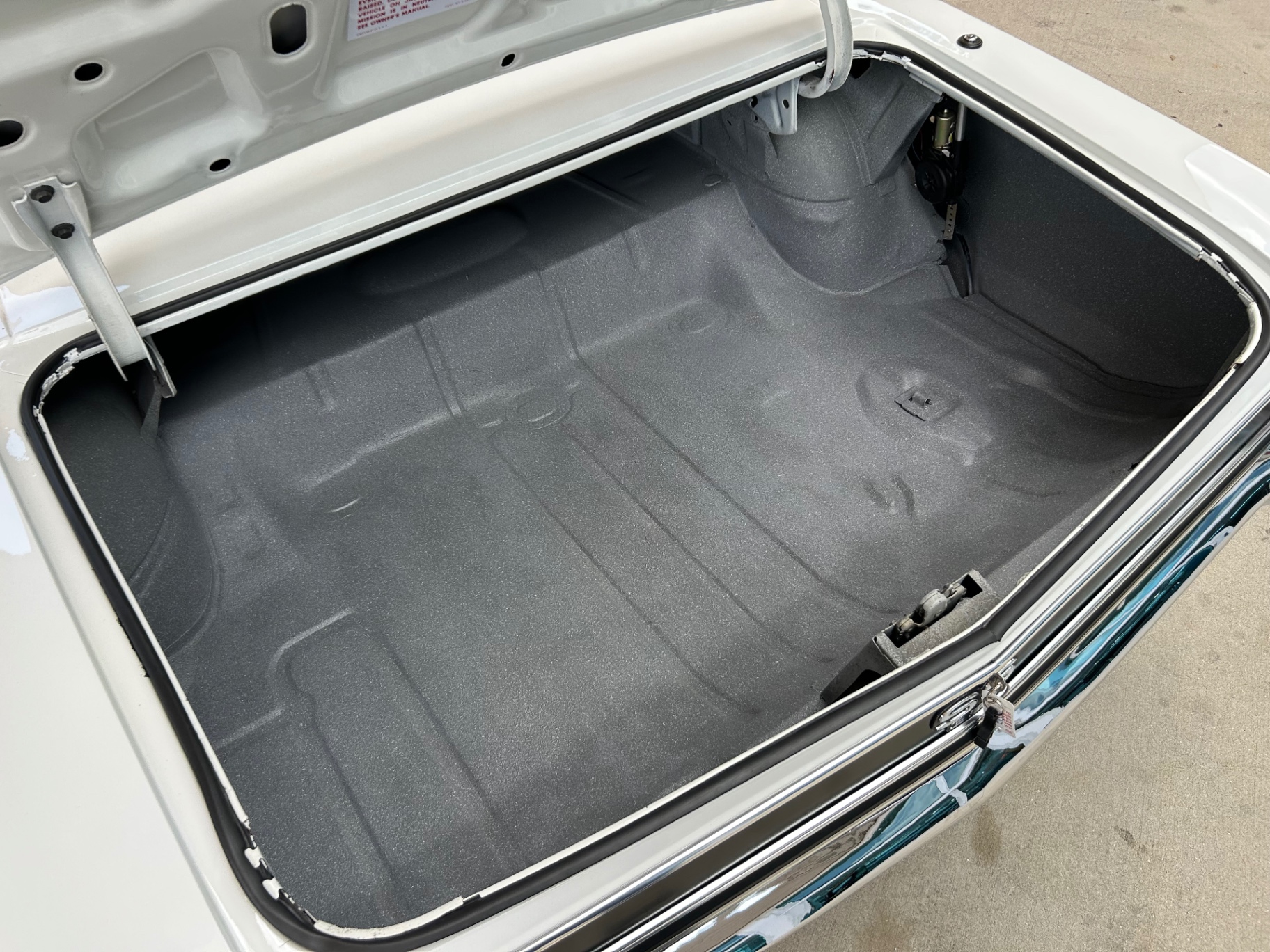 Vehicle photo 9