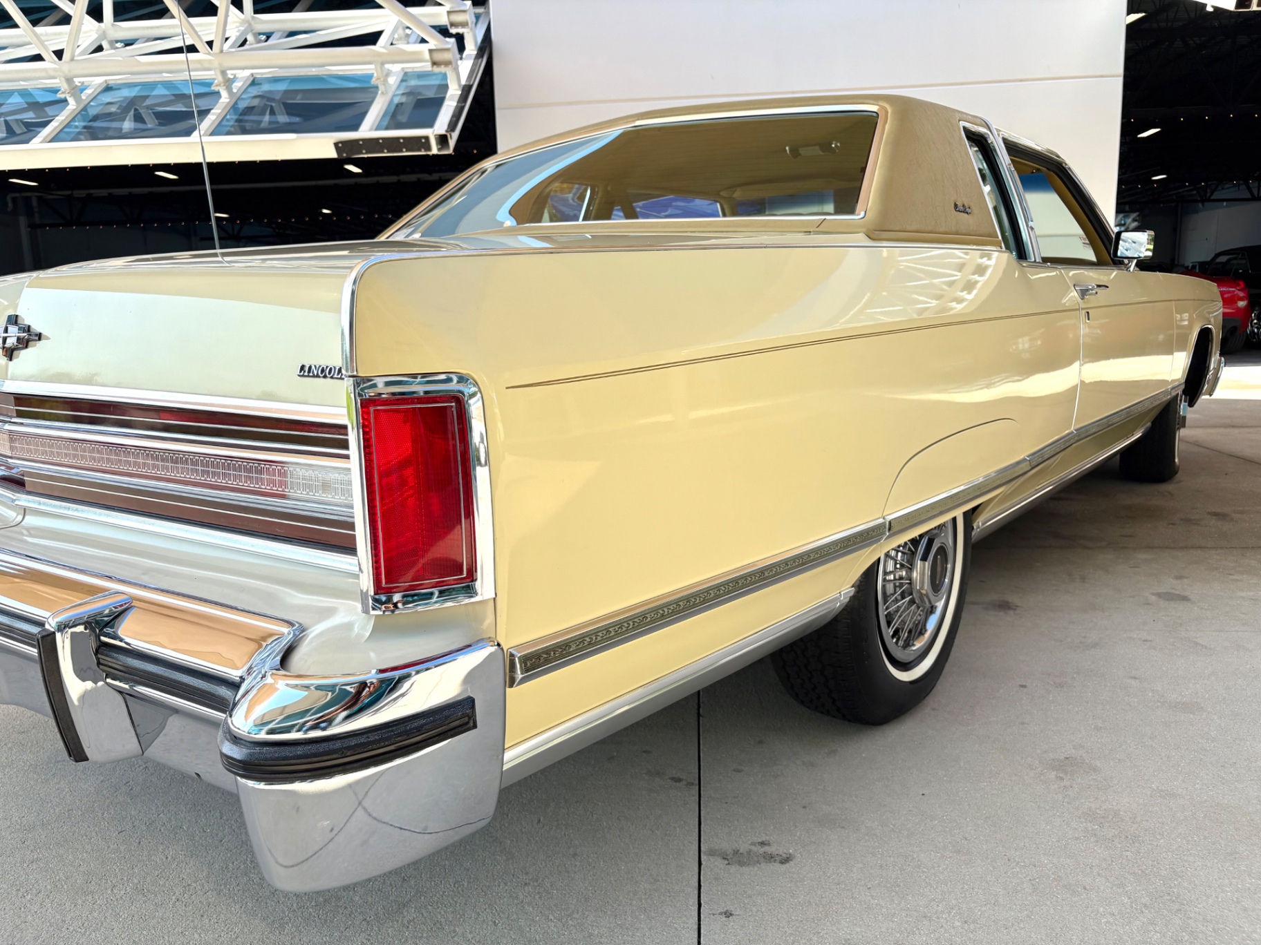 Vehicle photo 18