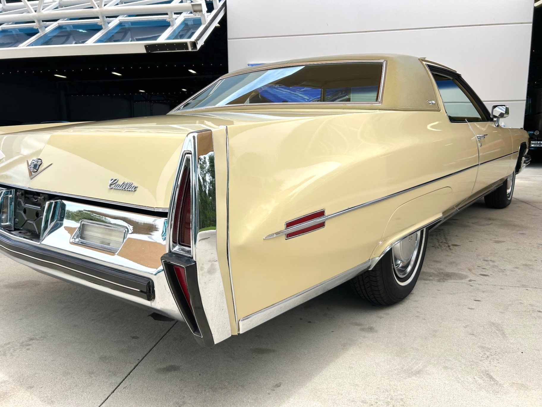 Vehicle photo 14