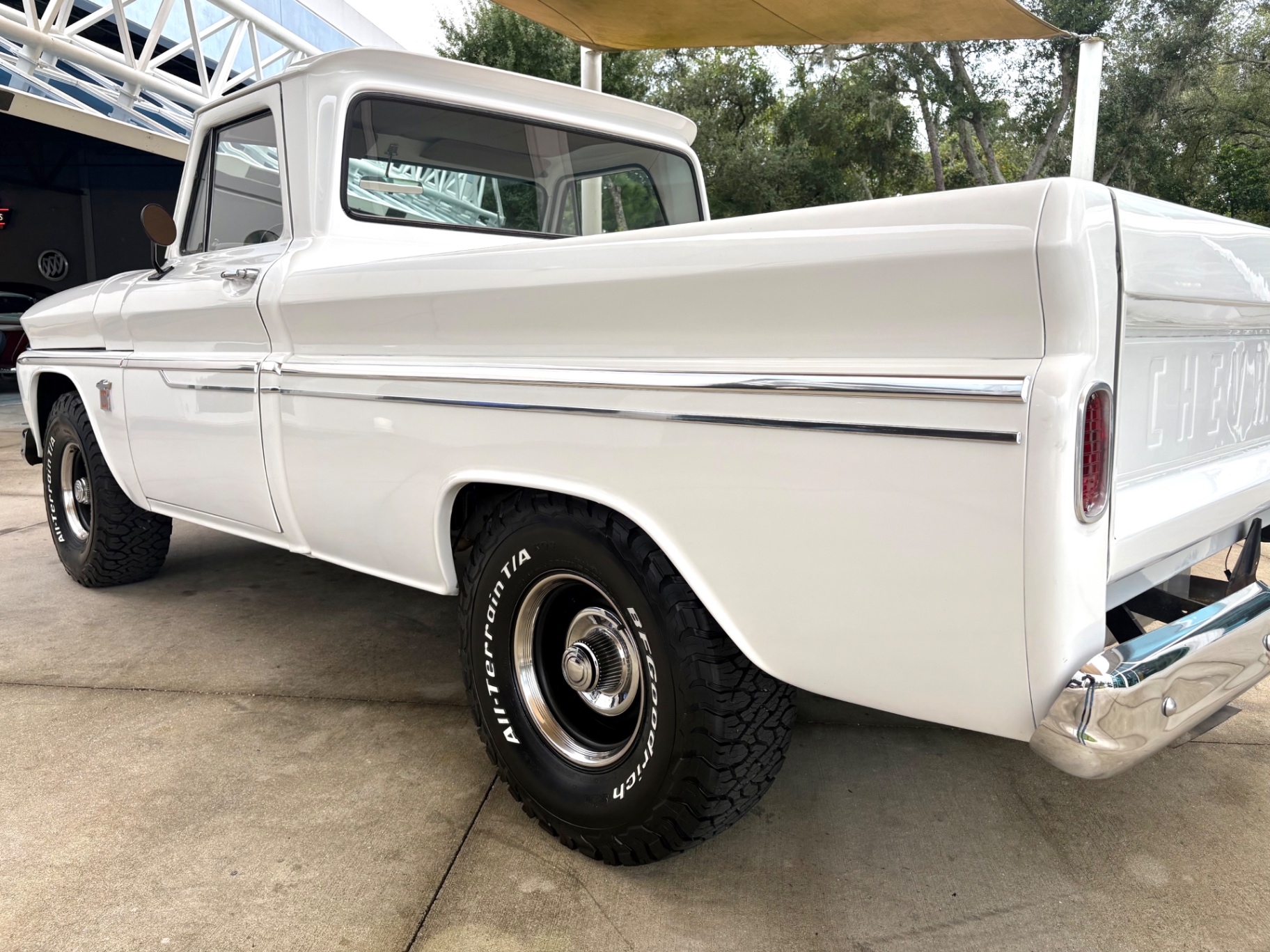 Vehicle photo 15