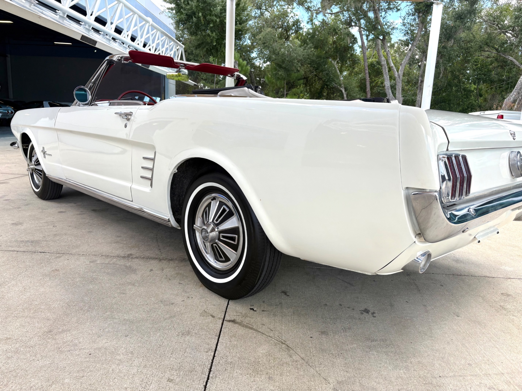 Vehicle photo 15