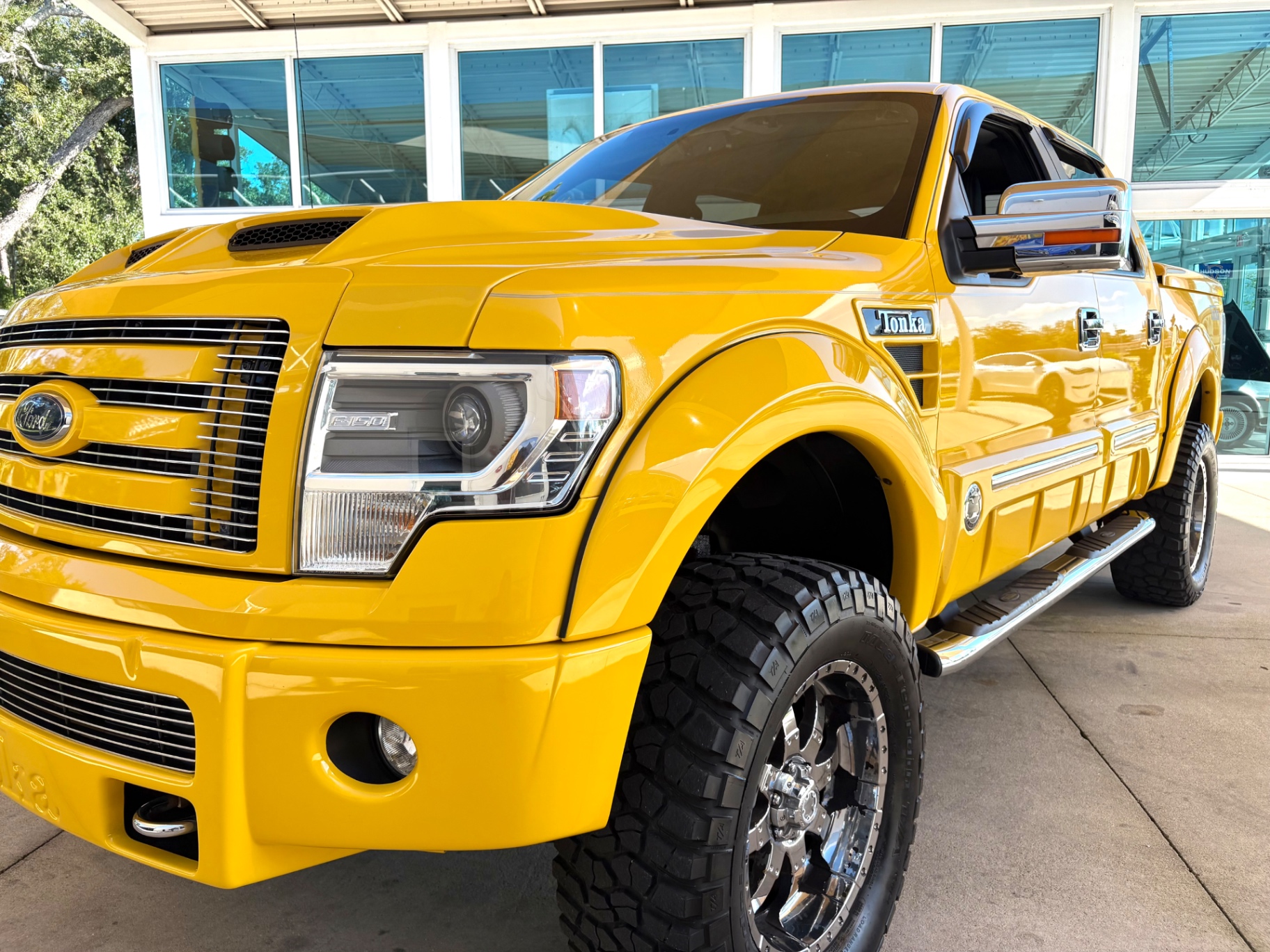 Vehicle photo 11