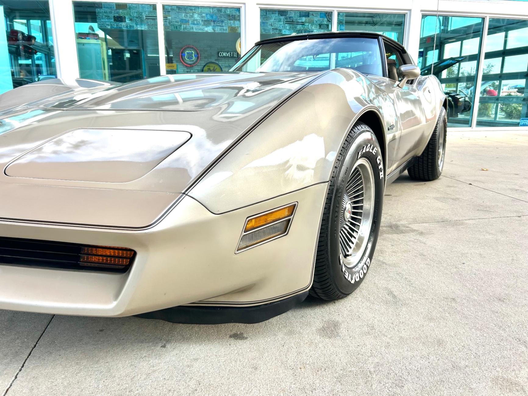 Vehicle photo 12