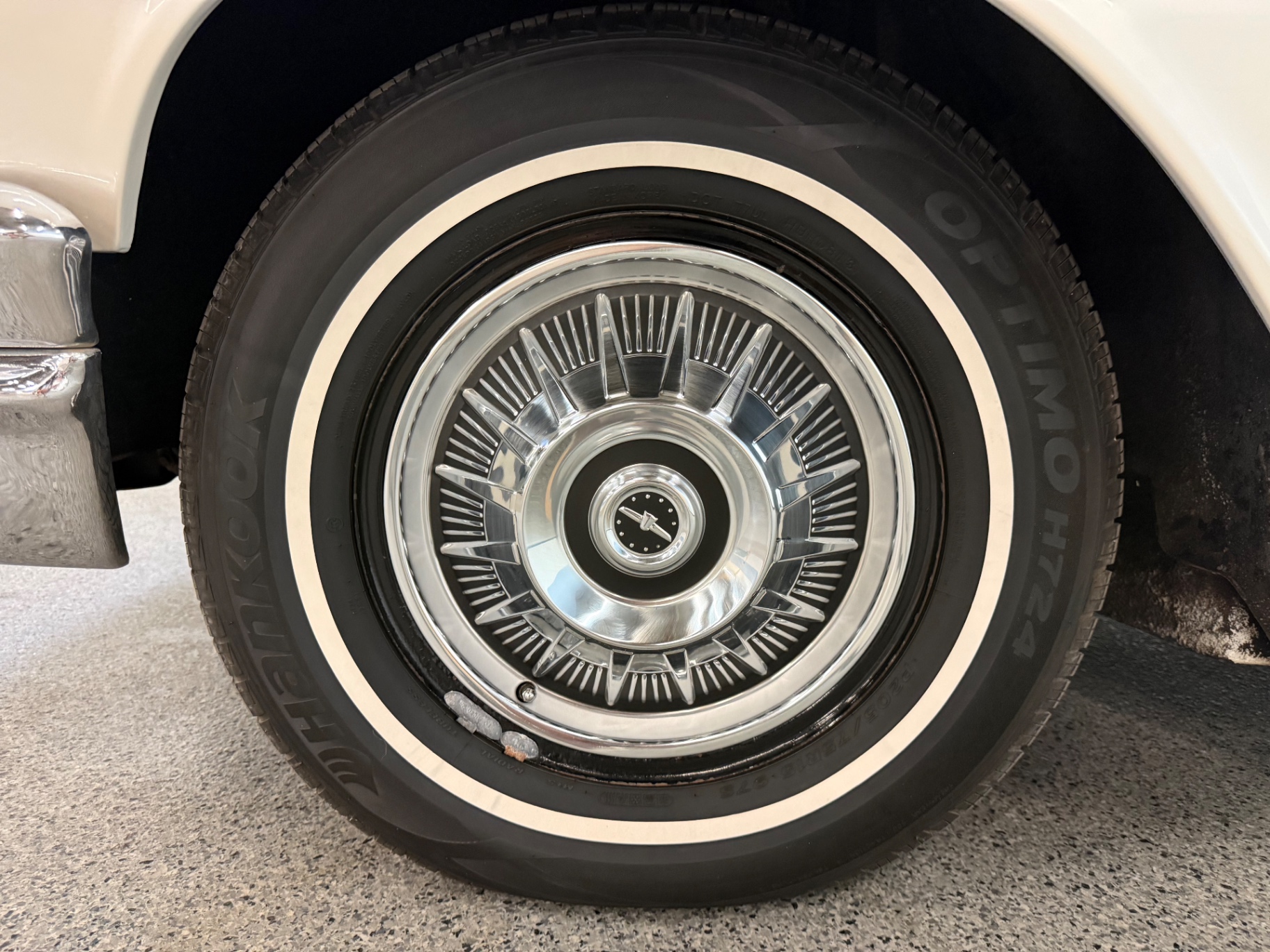 Vehicle photo 12
