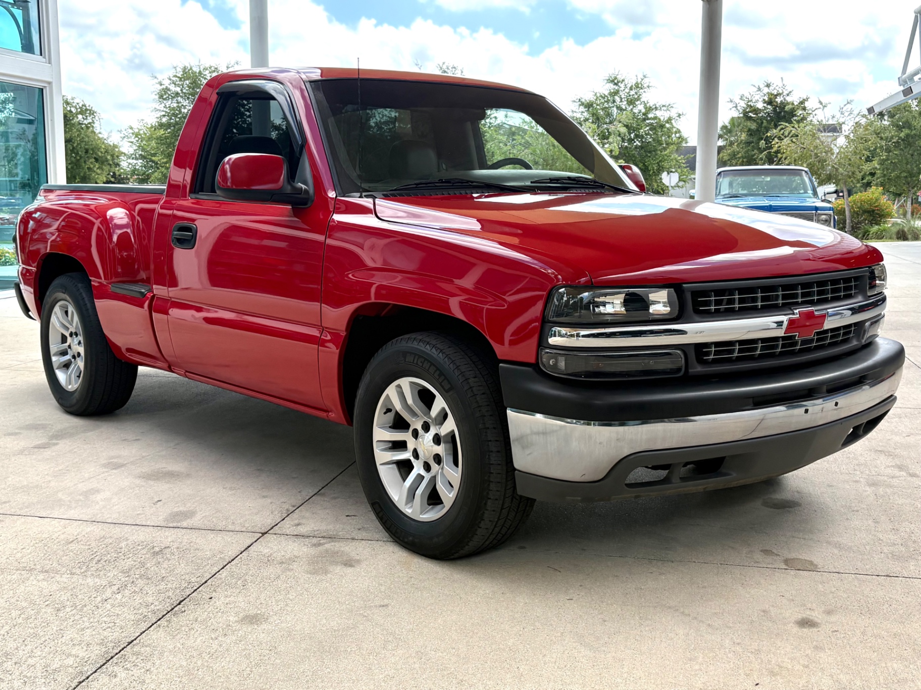 Vehicle photo 4