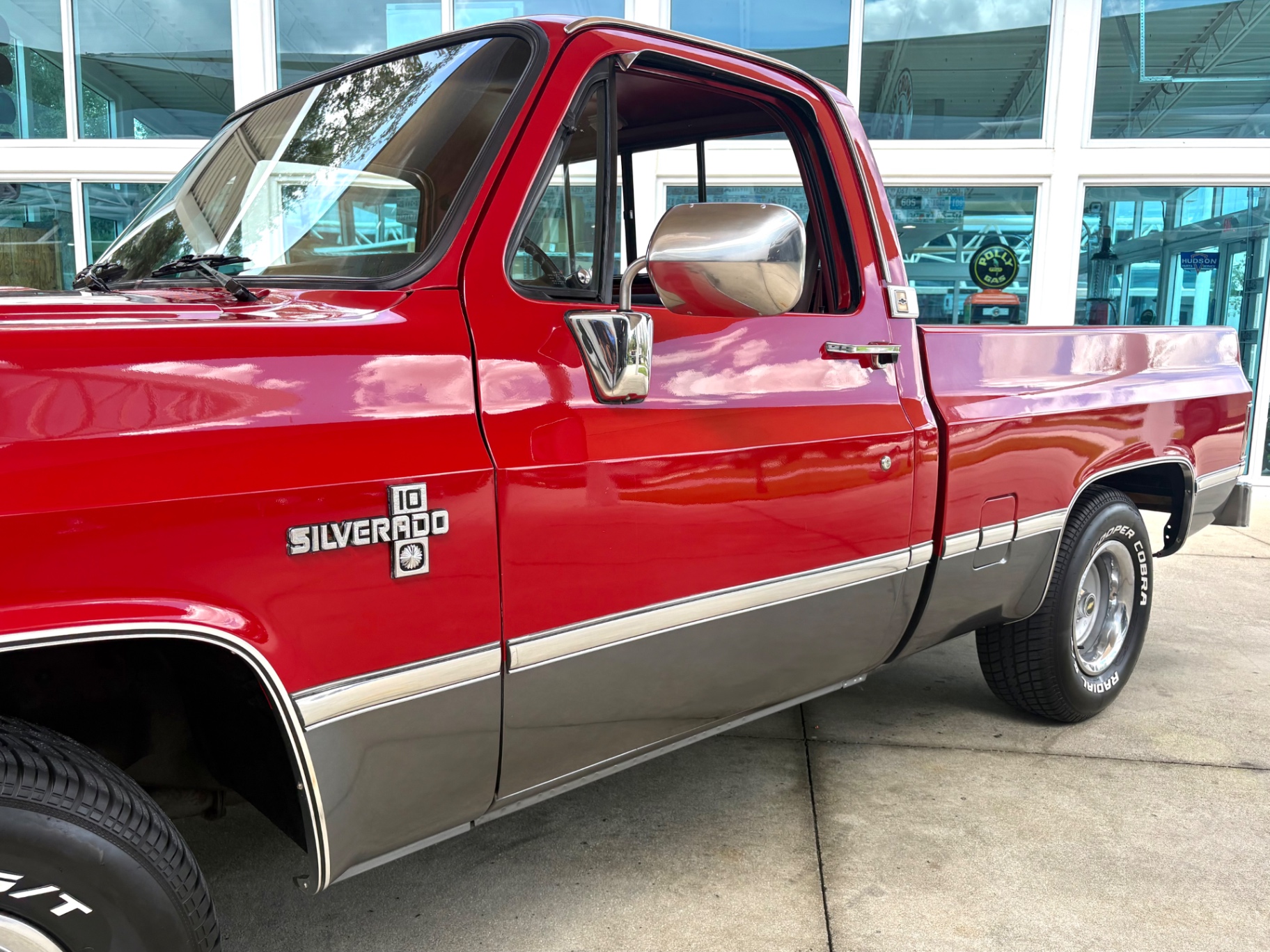 Vehicle photo 13