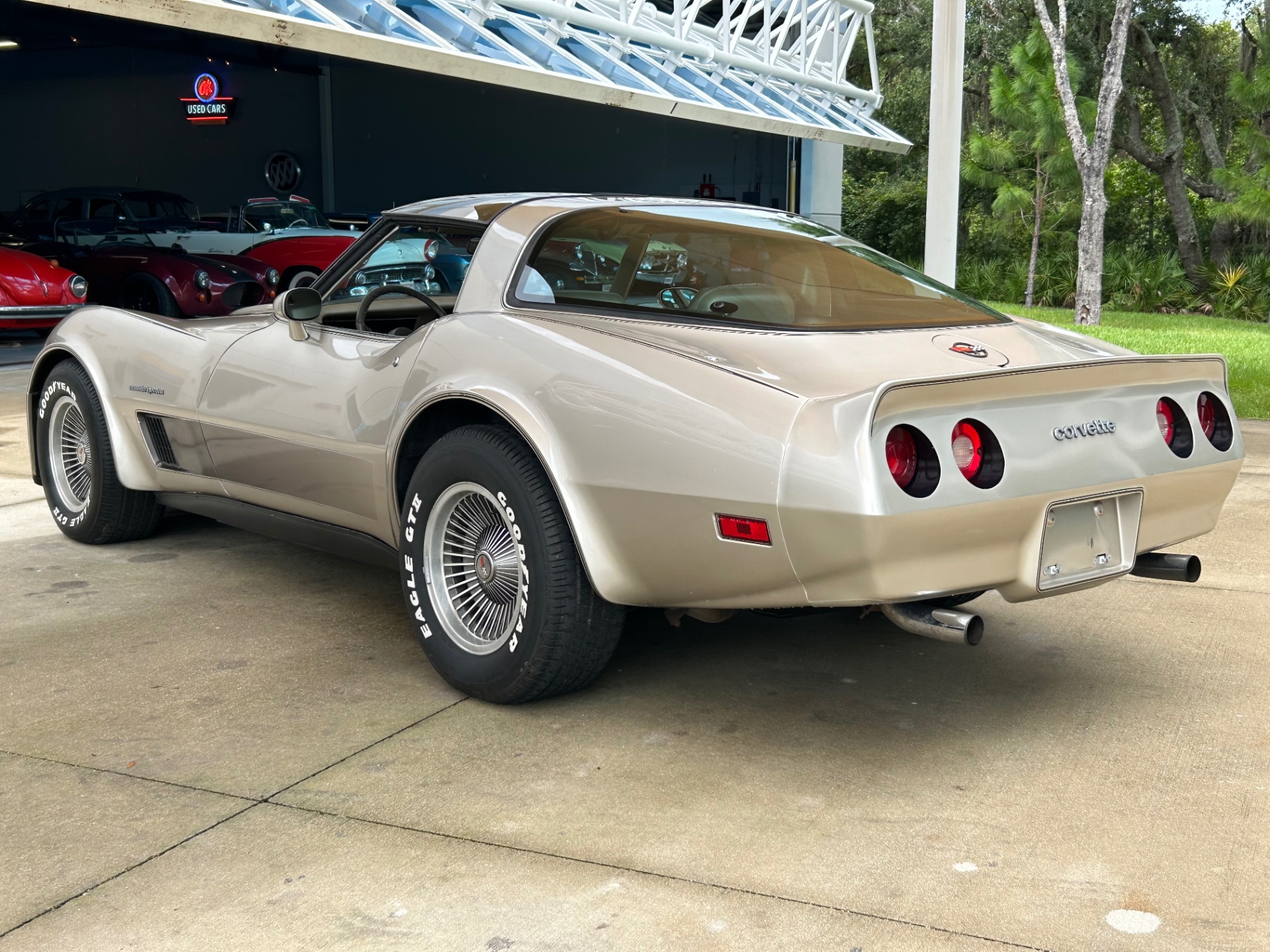 Vehicle photo 7