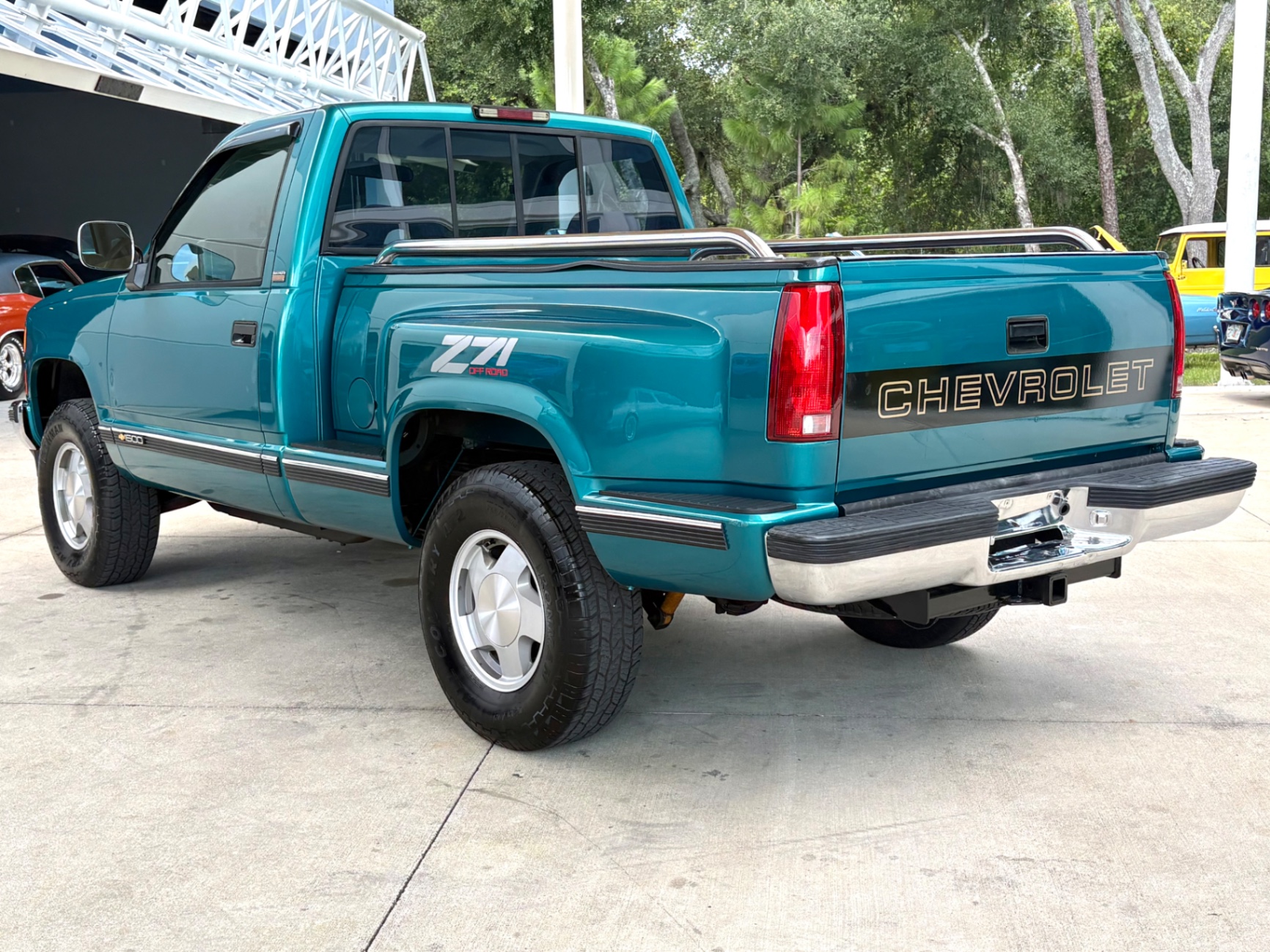 Vehicle photo 9