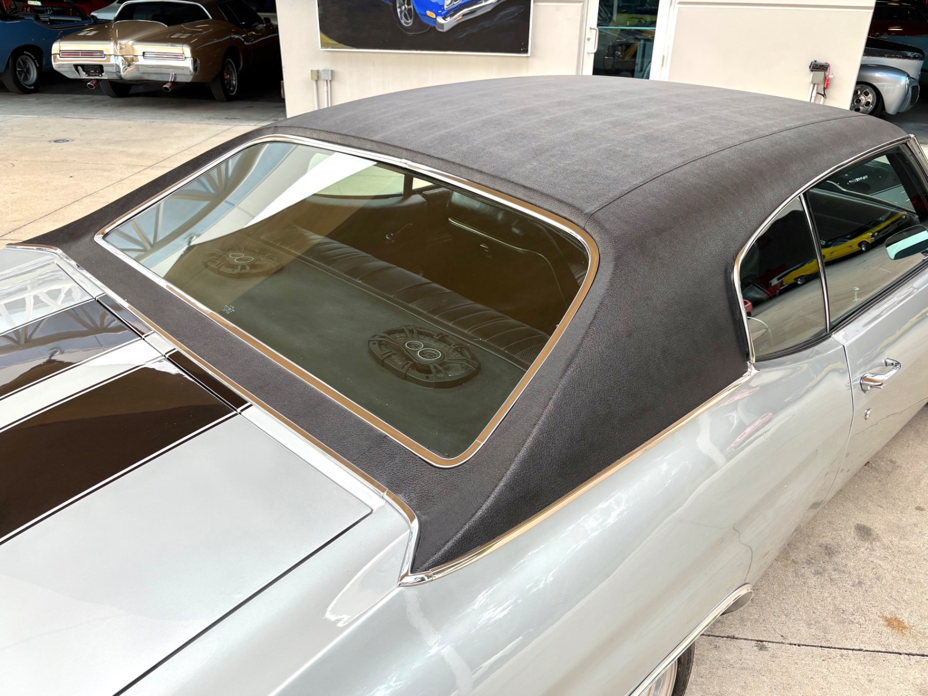 Vehicle photo 23