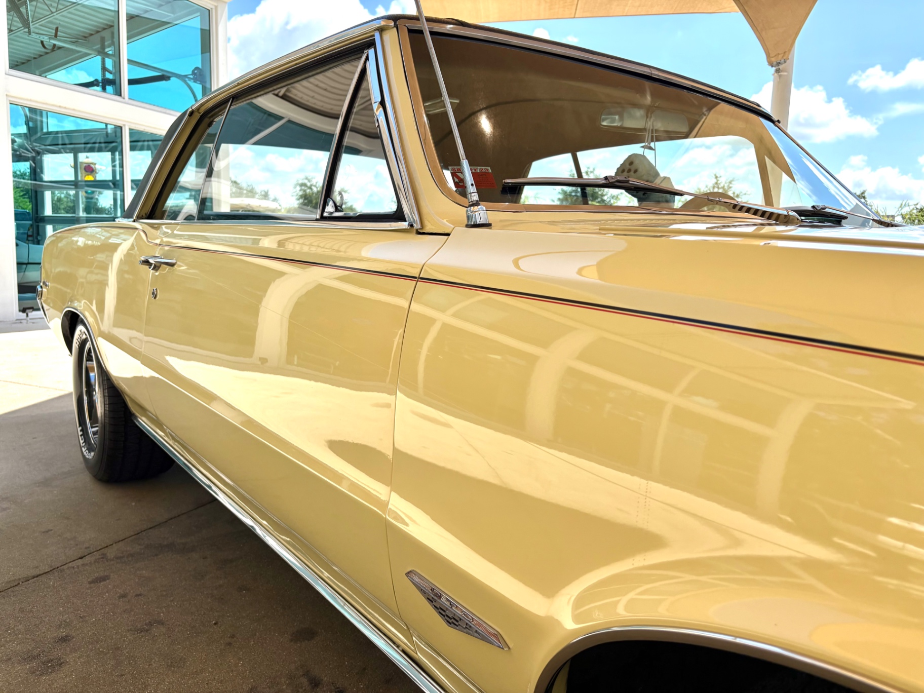 Vehicle photo 19