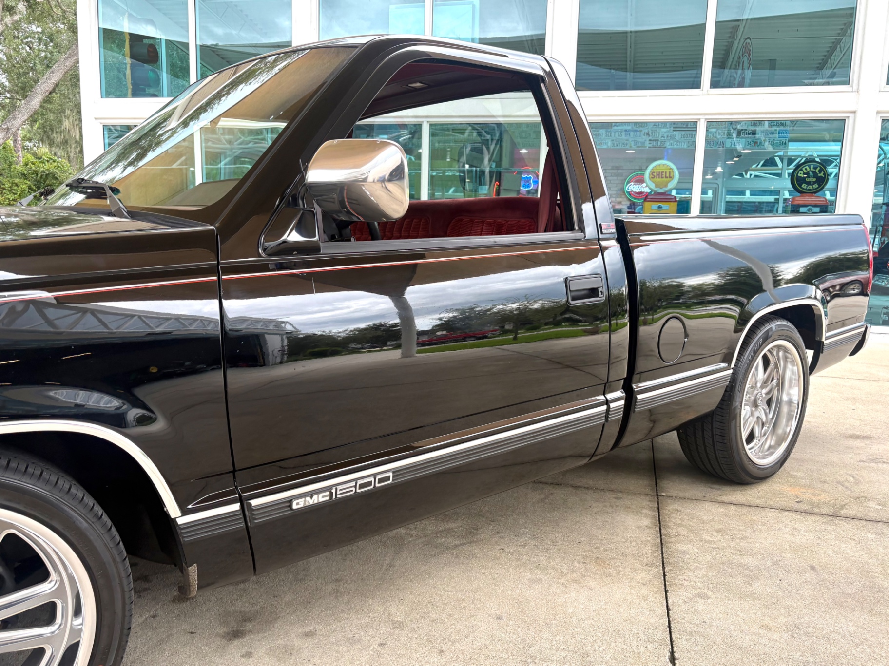 Vehicle photo 13