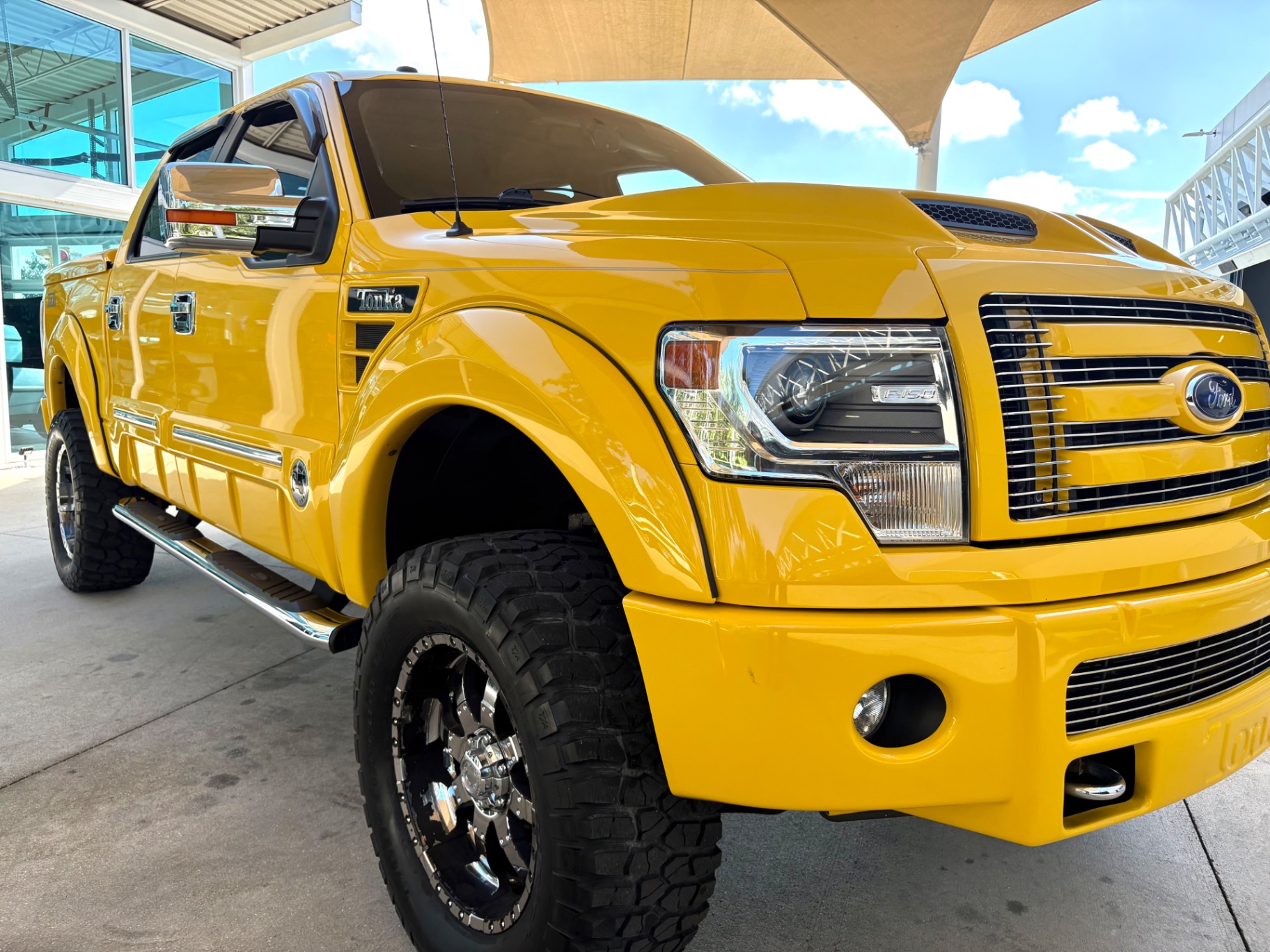 Vehicle photo 18