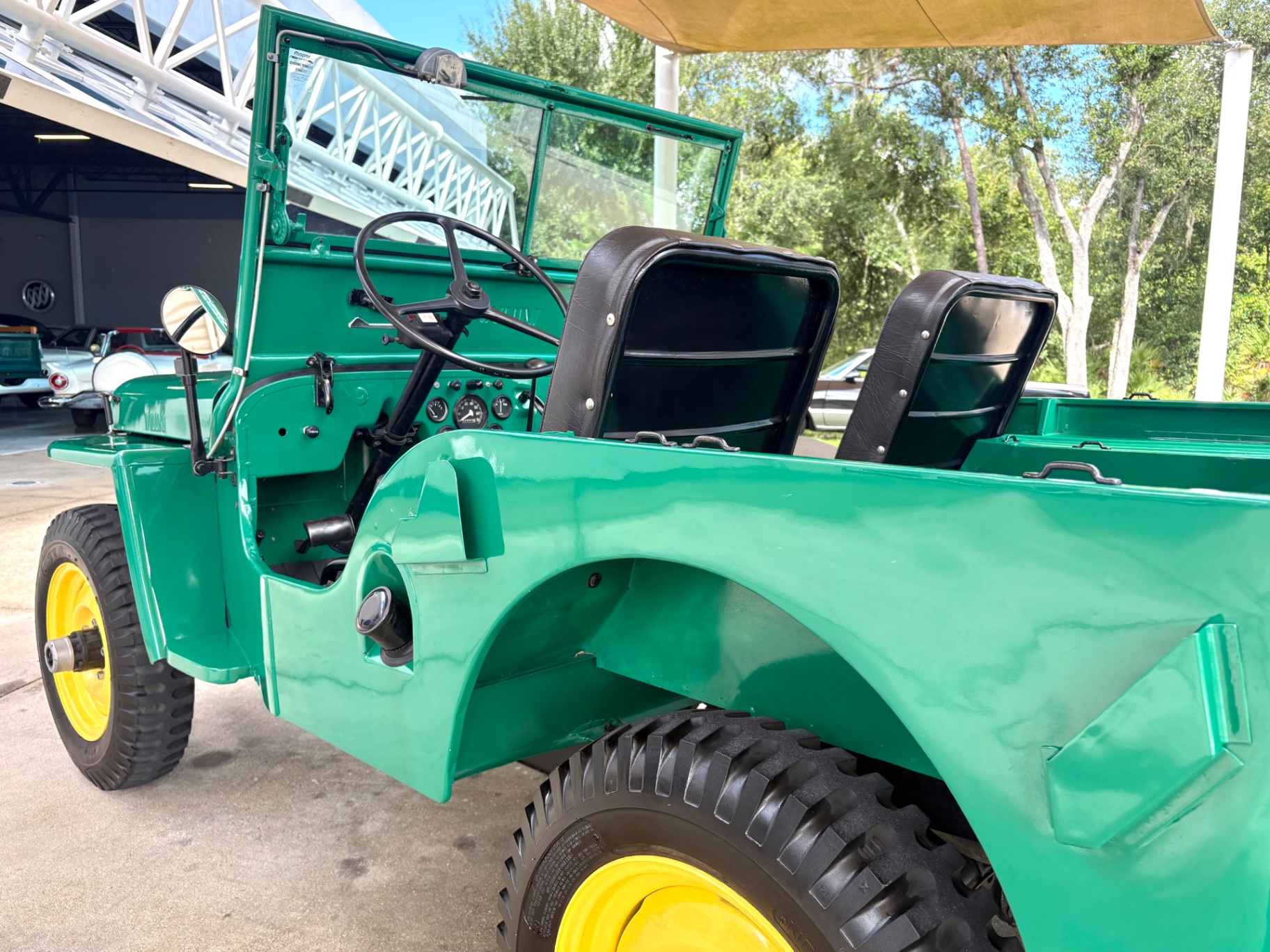 Vehicle photo 14