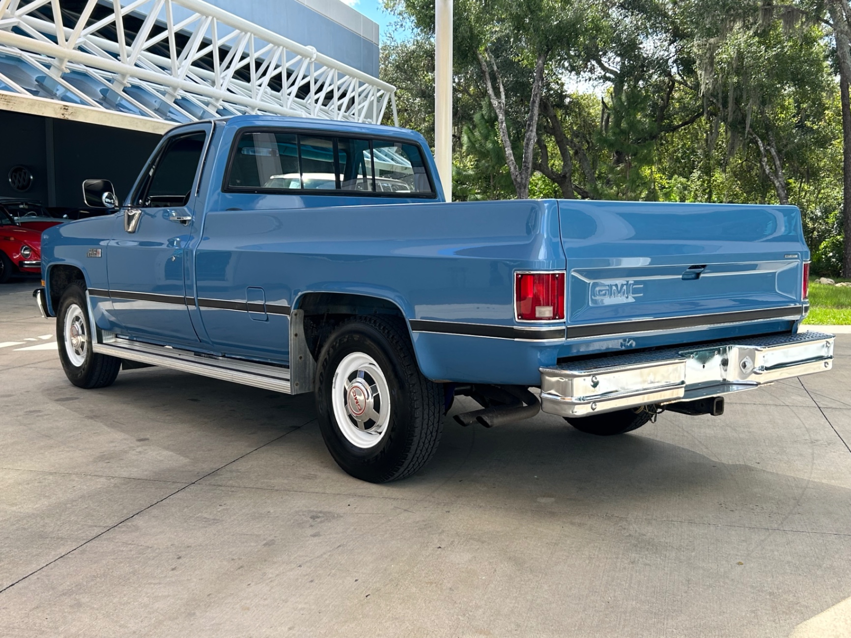 Vehicle photo 7