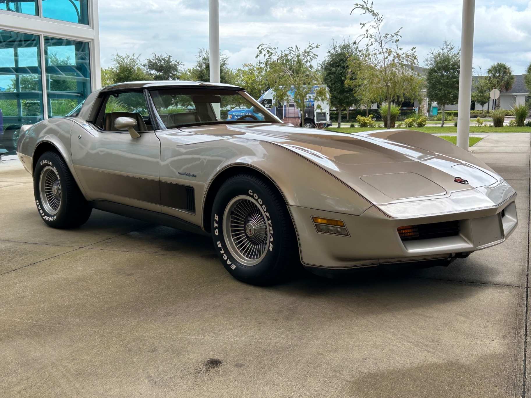 Vehicle photo 3