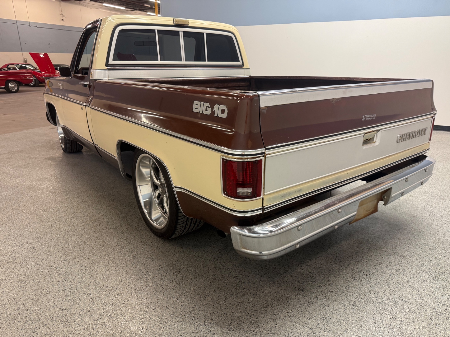 Vehicle photo 5