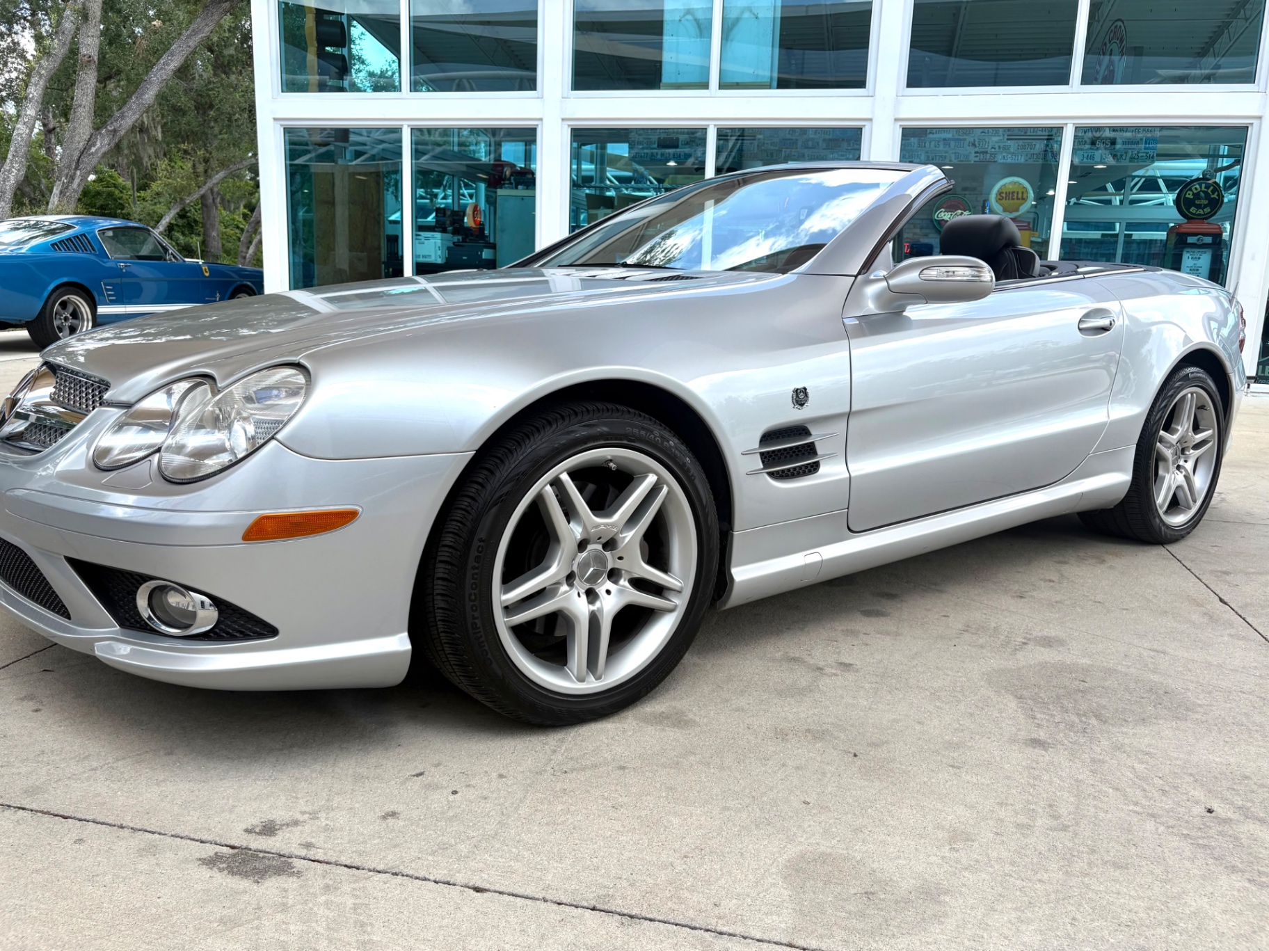 Vehicle photo 12