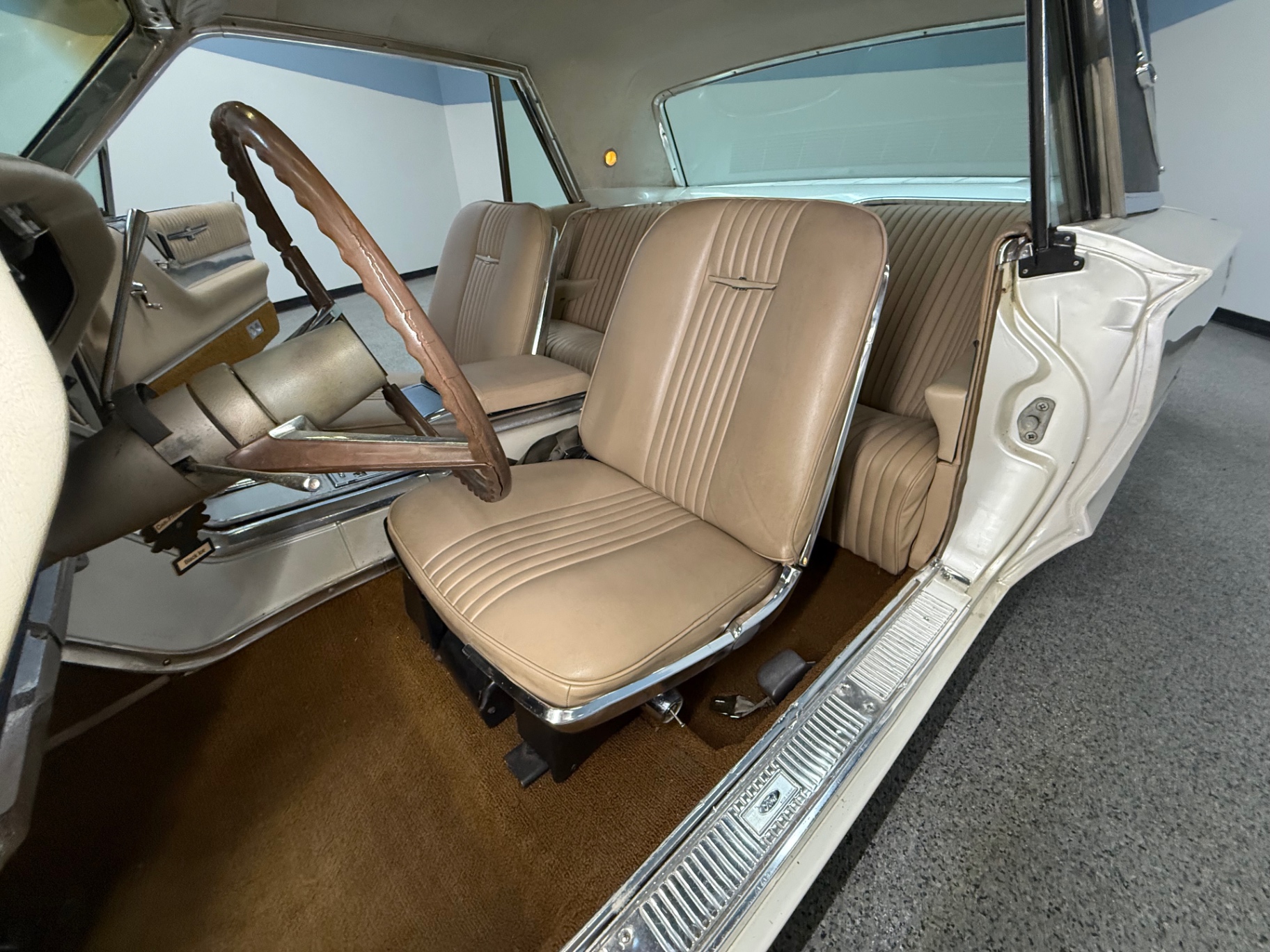 Vehicle photo 29