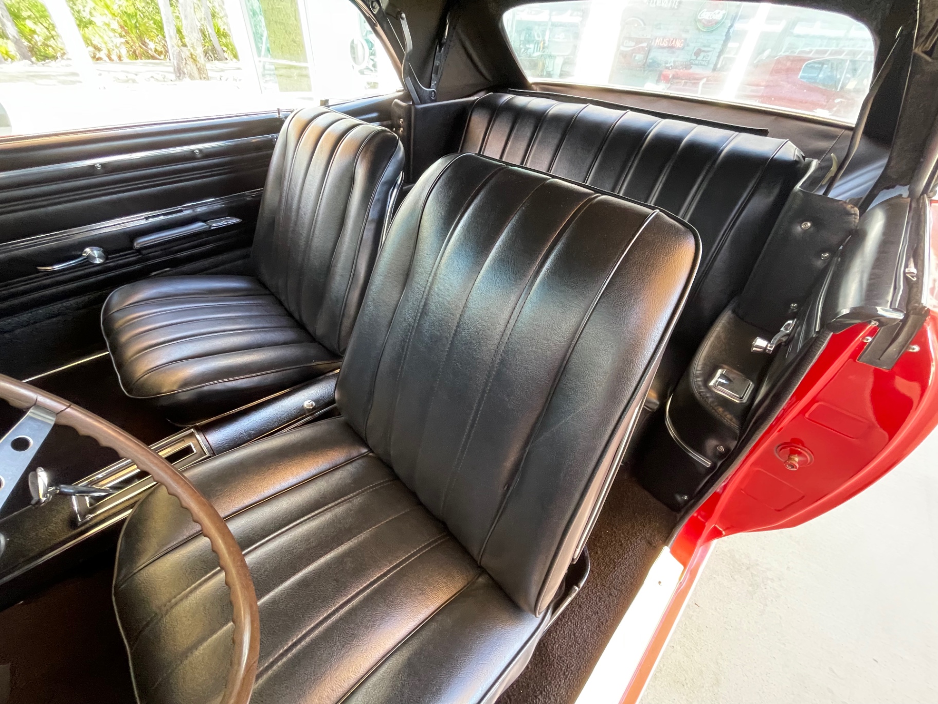 Vehicle photo 46