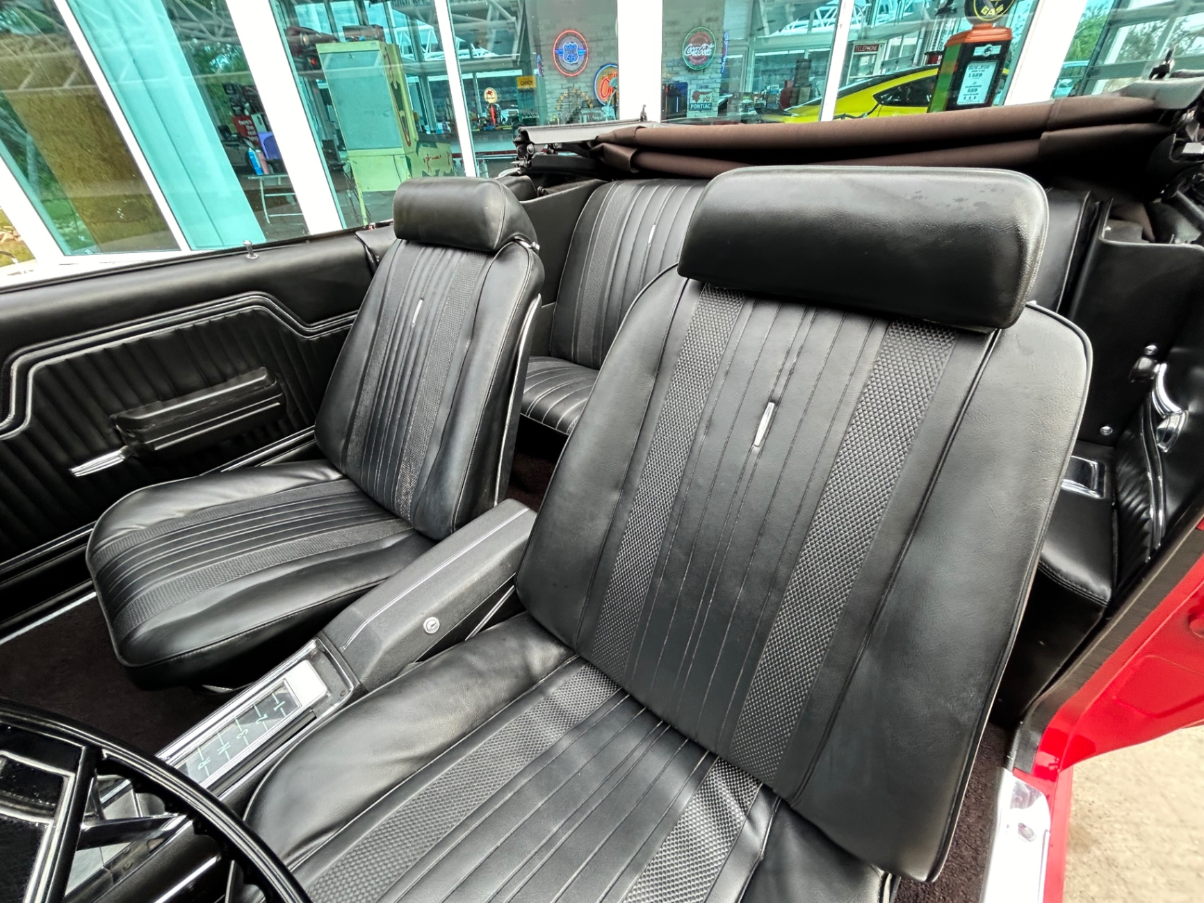 Vehicle photo 28