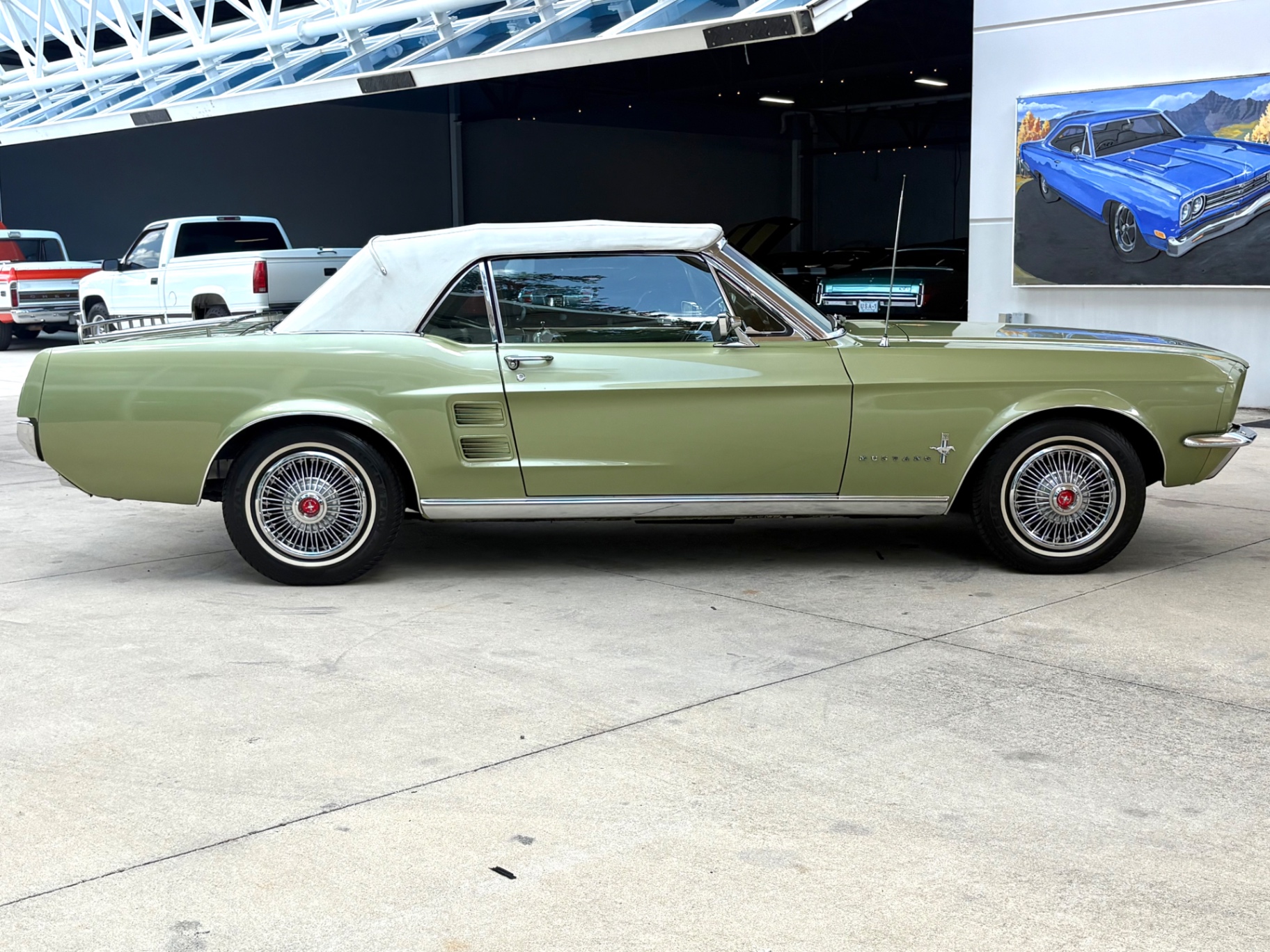 Vehicle photo 22