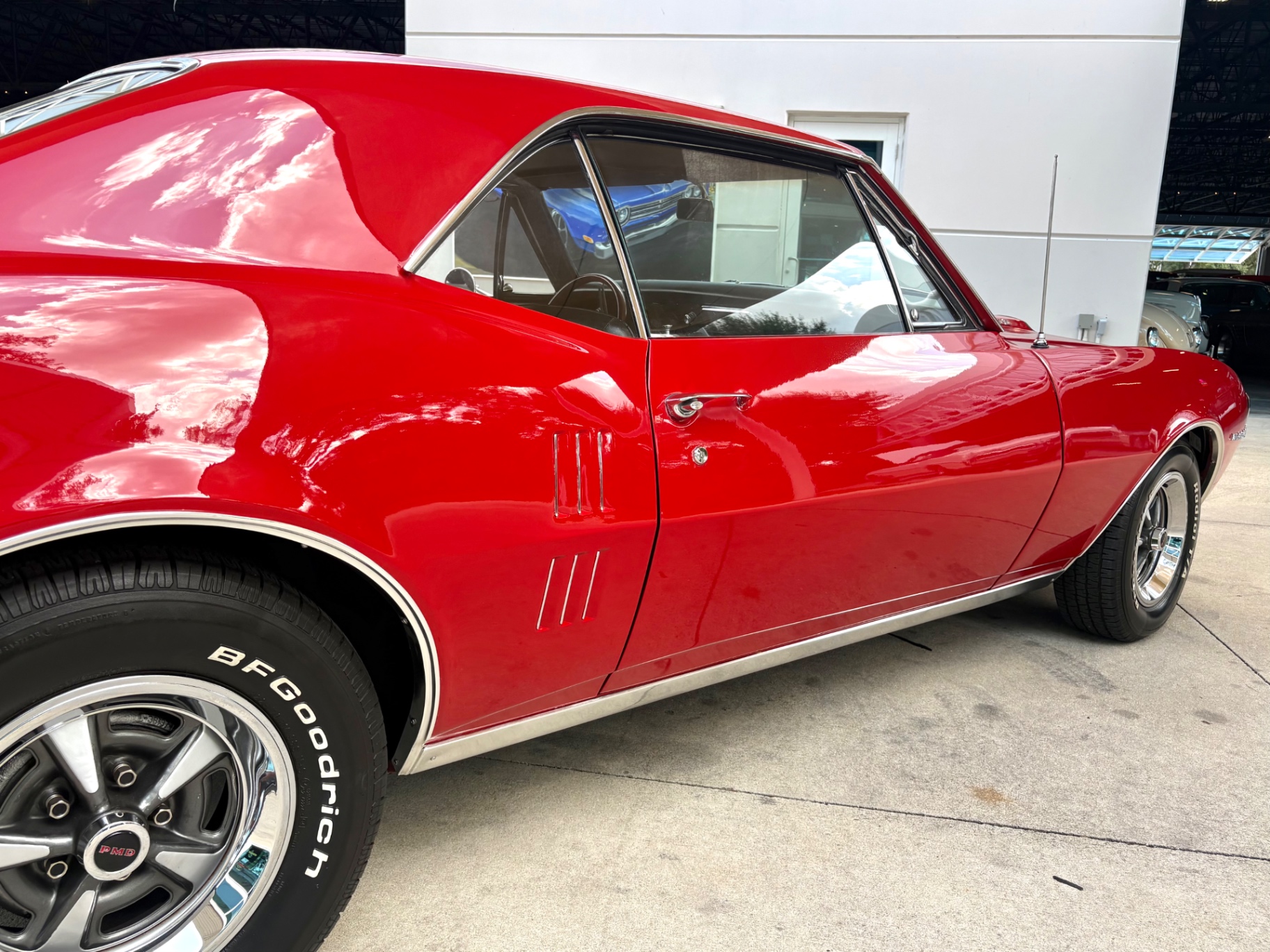 Vehicle photo 17