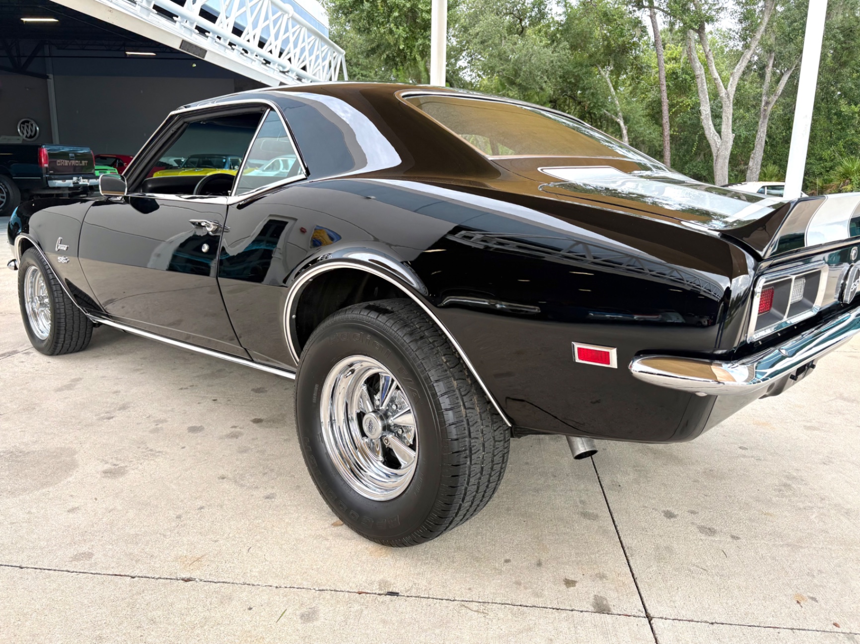 Vehicle photo 15